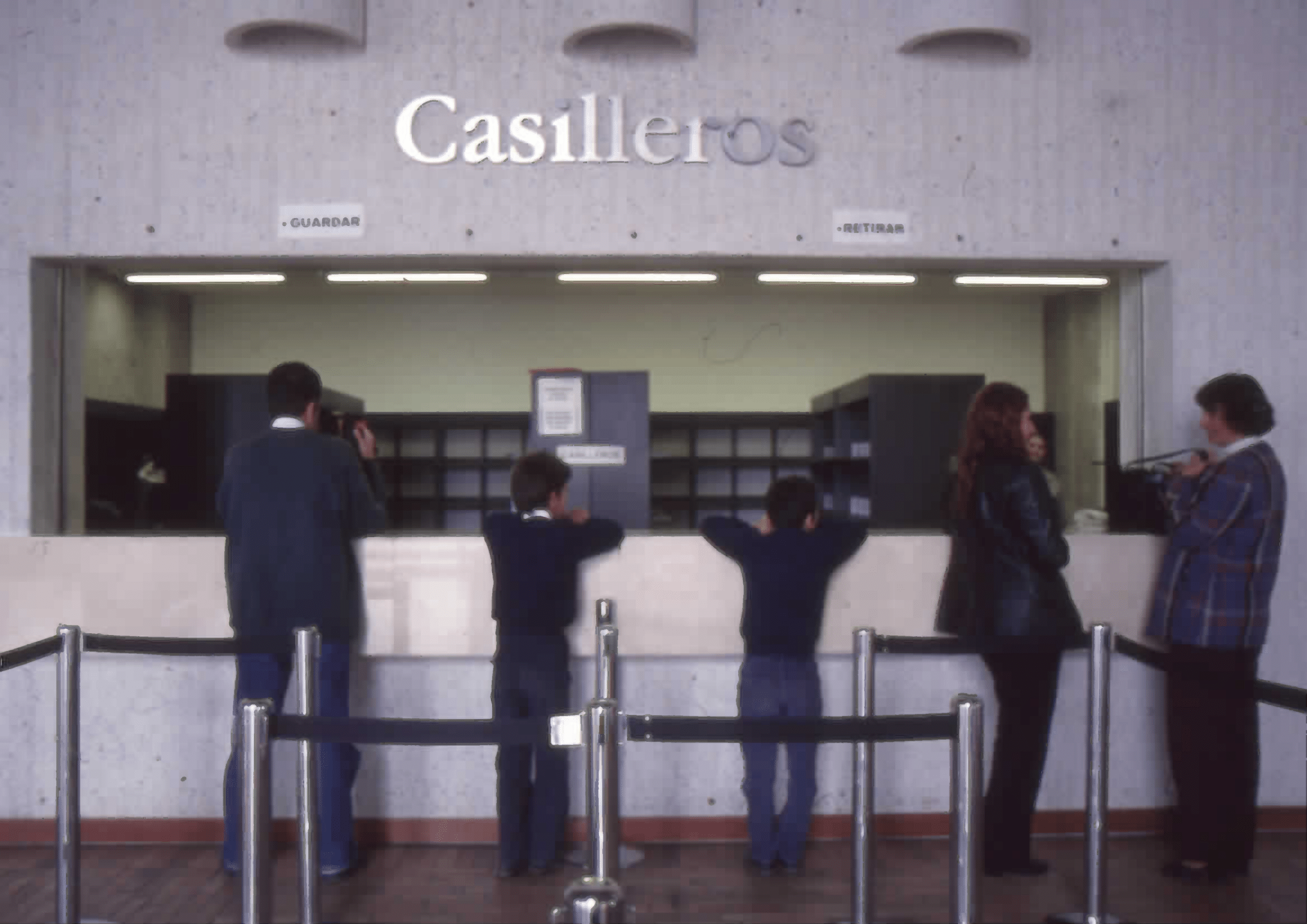 Imagen de apoyo de  Usuarios en casilleros de la Biblioteca Pública El Tintal Manuel Zapata Olivella