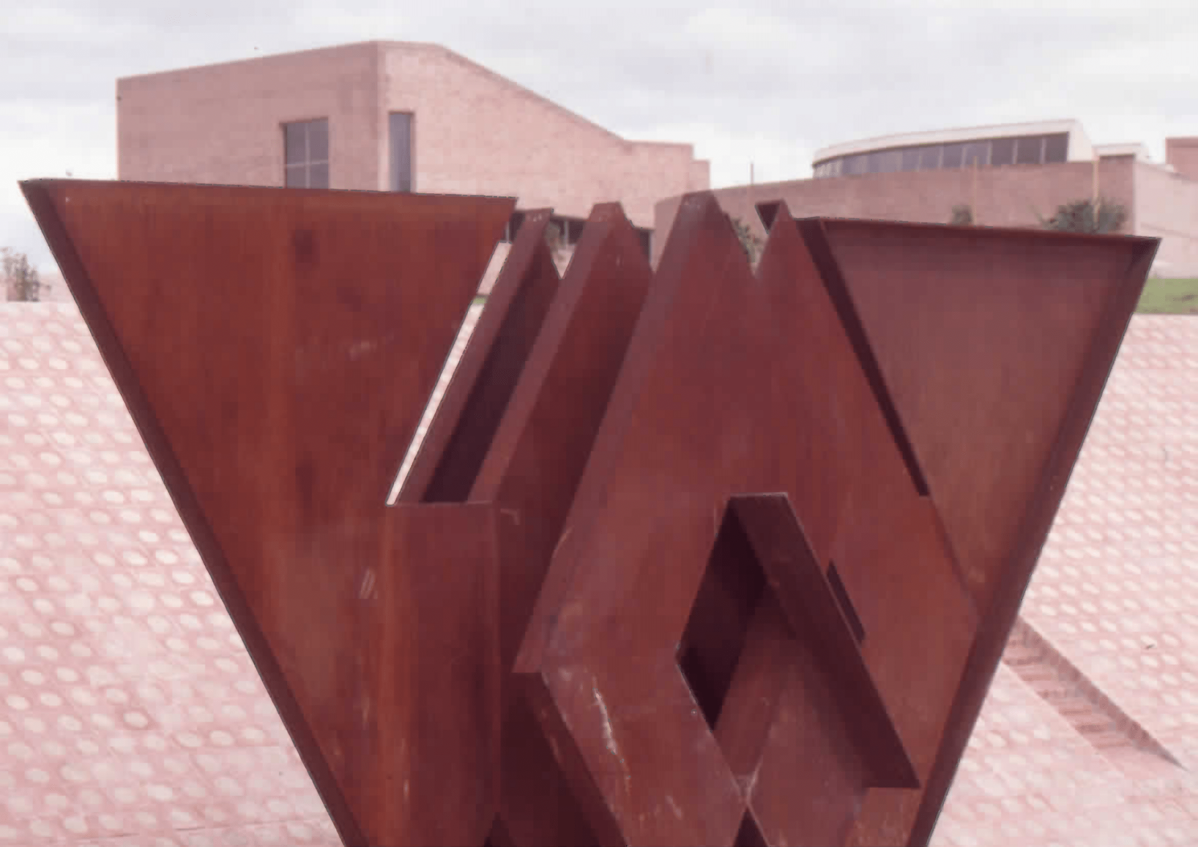 Imagen de apoyo de  Escultura y arquitectura de la Biblioteca Pública Virgilio Barco. Fotografía 2