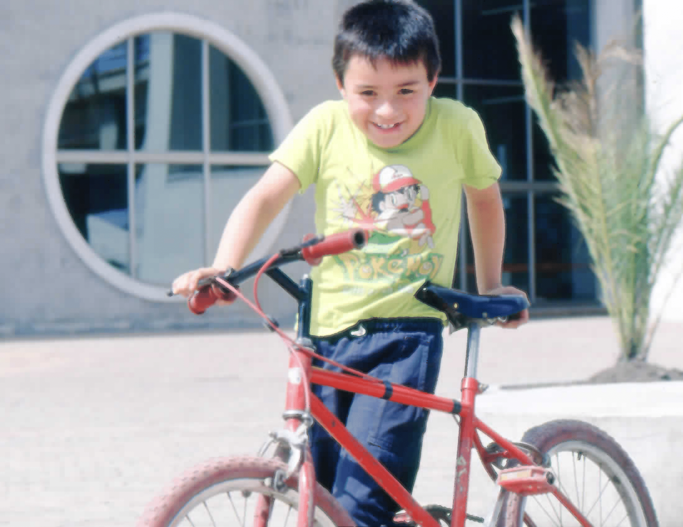 Imagen de apoyo de  Niño jugando en los exteriores de la Biblioteca Pública El Tintal Manuel Zapata Olivella