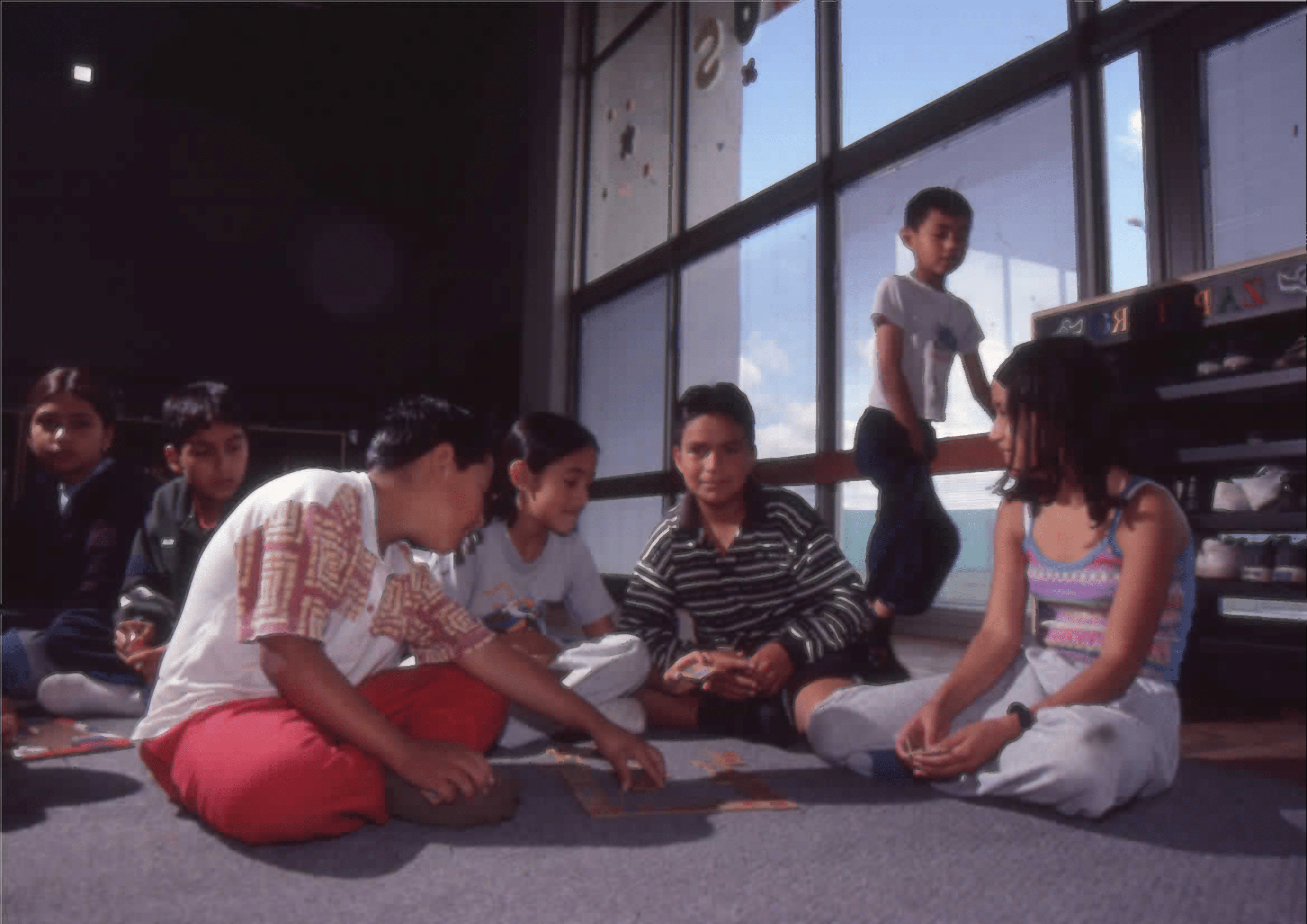 Imagen de apoyo de  Niños jugando en el interior de la Biblioteca Pública El Tintal Manuel Zapata Olivella