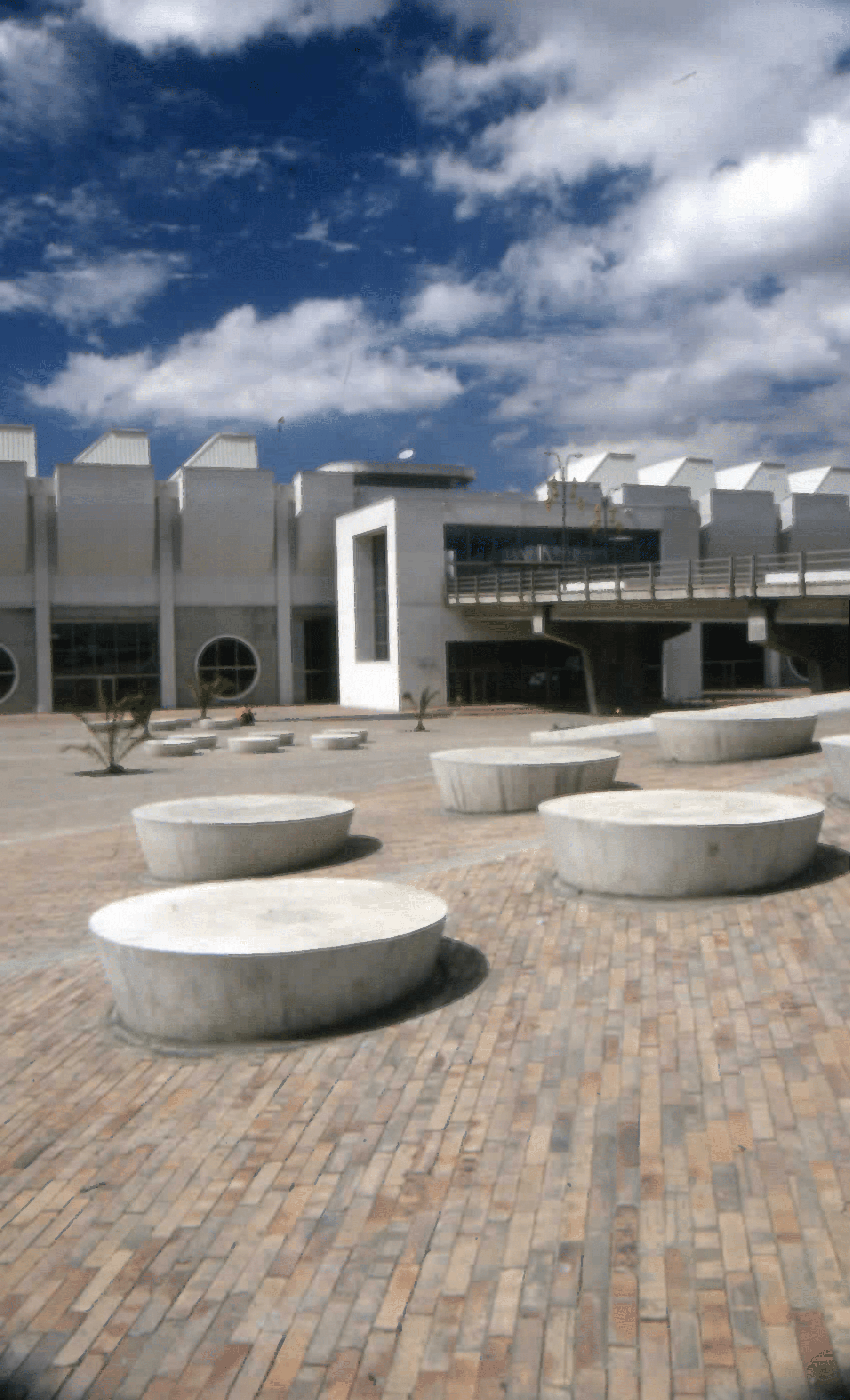 Imagen de apoyo de  Arquitectura exterior de la Biblioteca Pública El Tintal Manuel Zapata Olivella