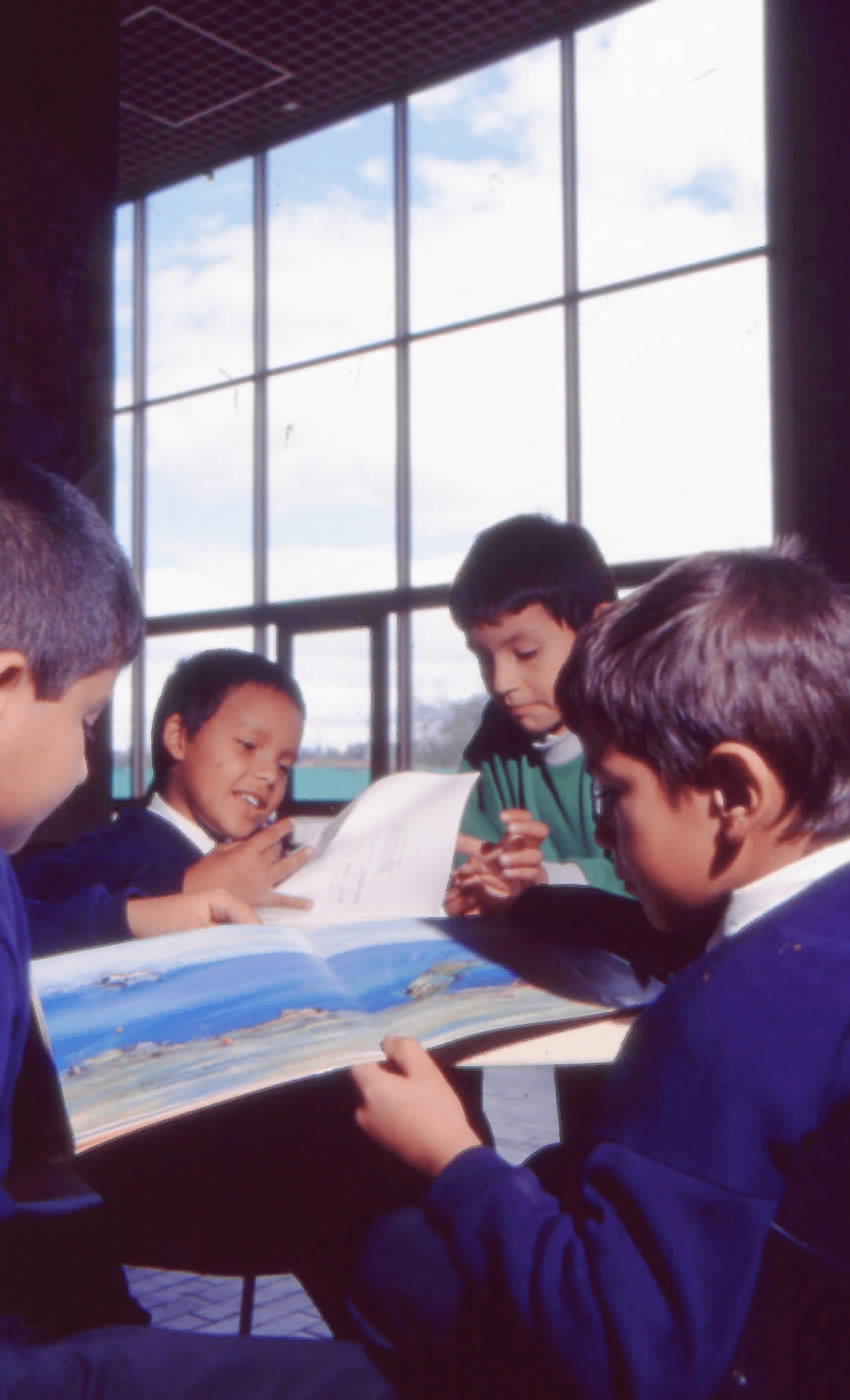 Imagen de apoyo de  Niños leyendo en la Biblioteca Pública El Tintal Manuel Zapata Olivella. Fotografía 3