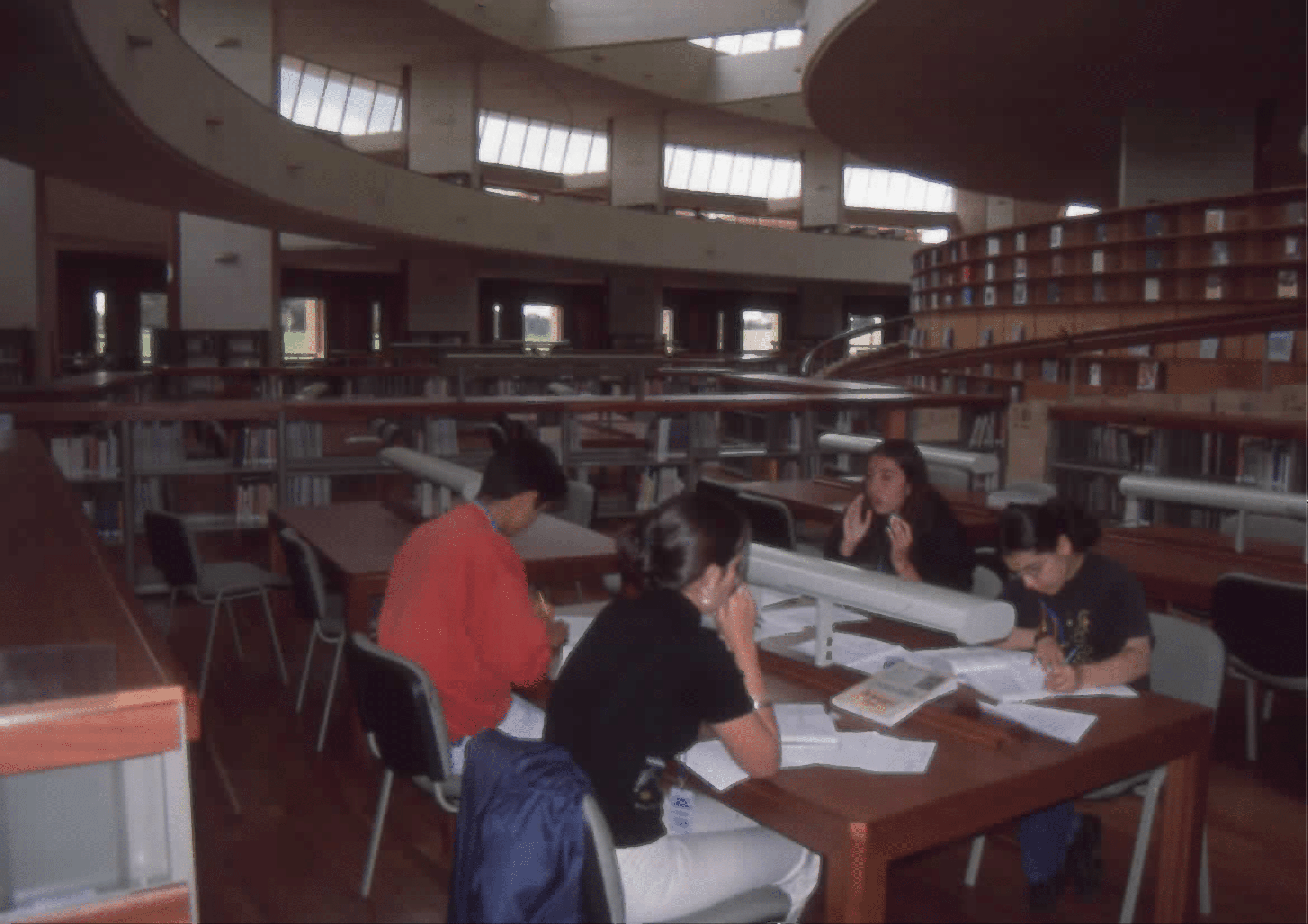 Imagen de apoyo de  Usuarios estudiando en la Biblioteca Pública Virgilio Barco