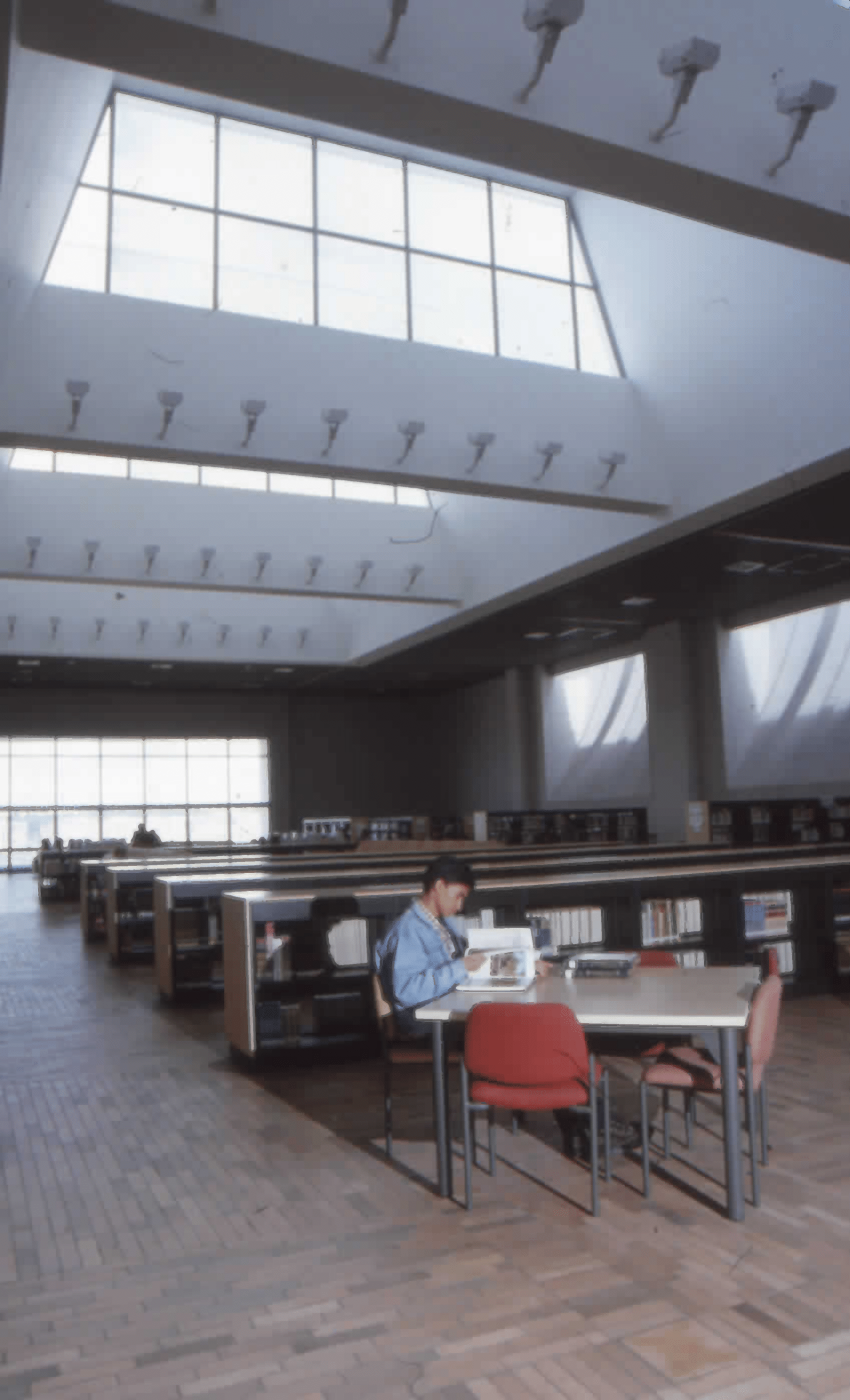 Imagen de apoyo de  Sala de lectura y usuarios en la Biblioteca Pública El Tintal Manuel Zapata Olivella