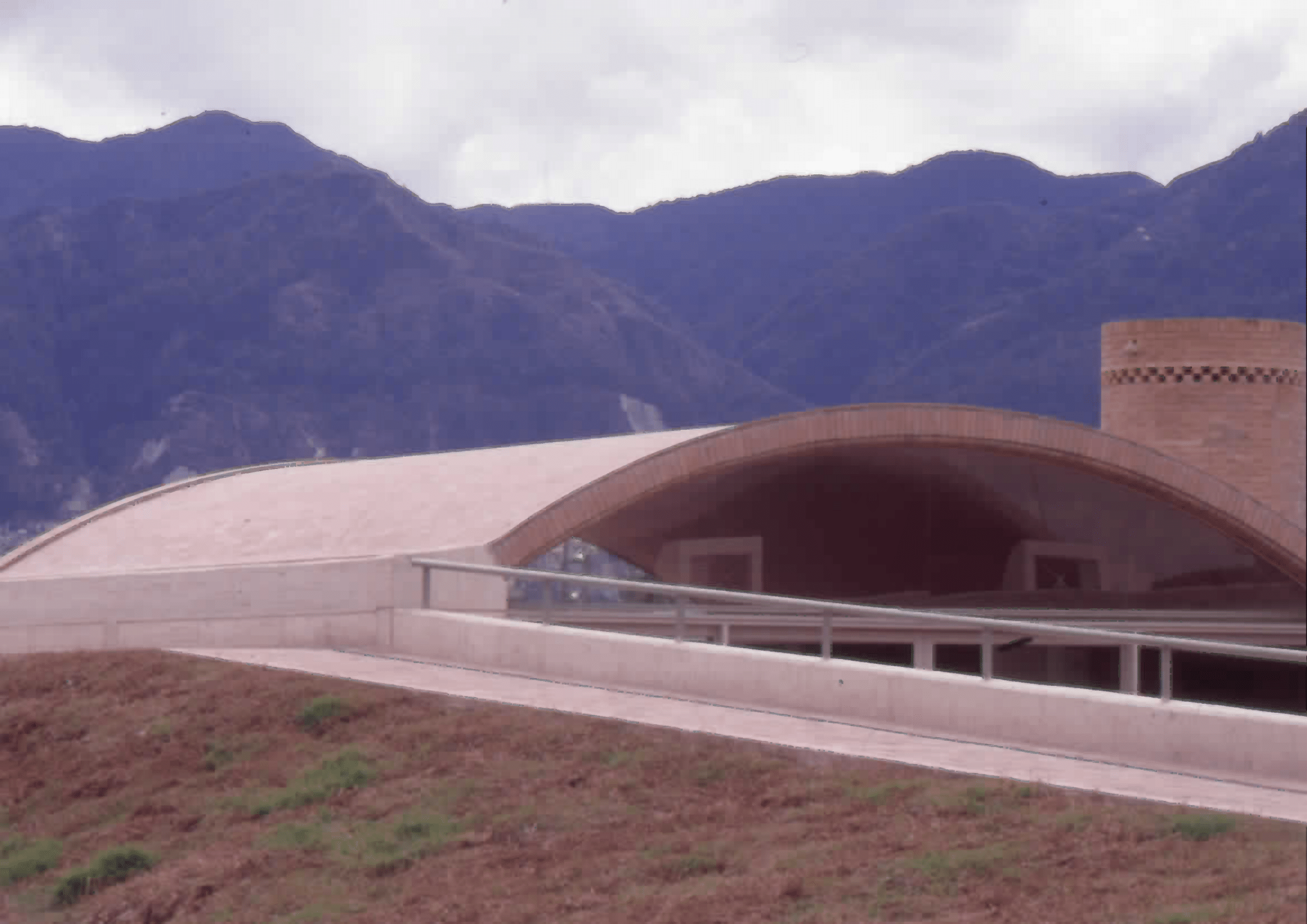 Imagen de apoyo de  Arquitectura del exterior de la Biblioteca Pública Virgilio Barco. Fotografía 6