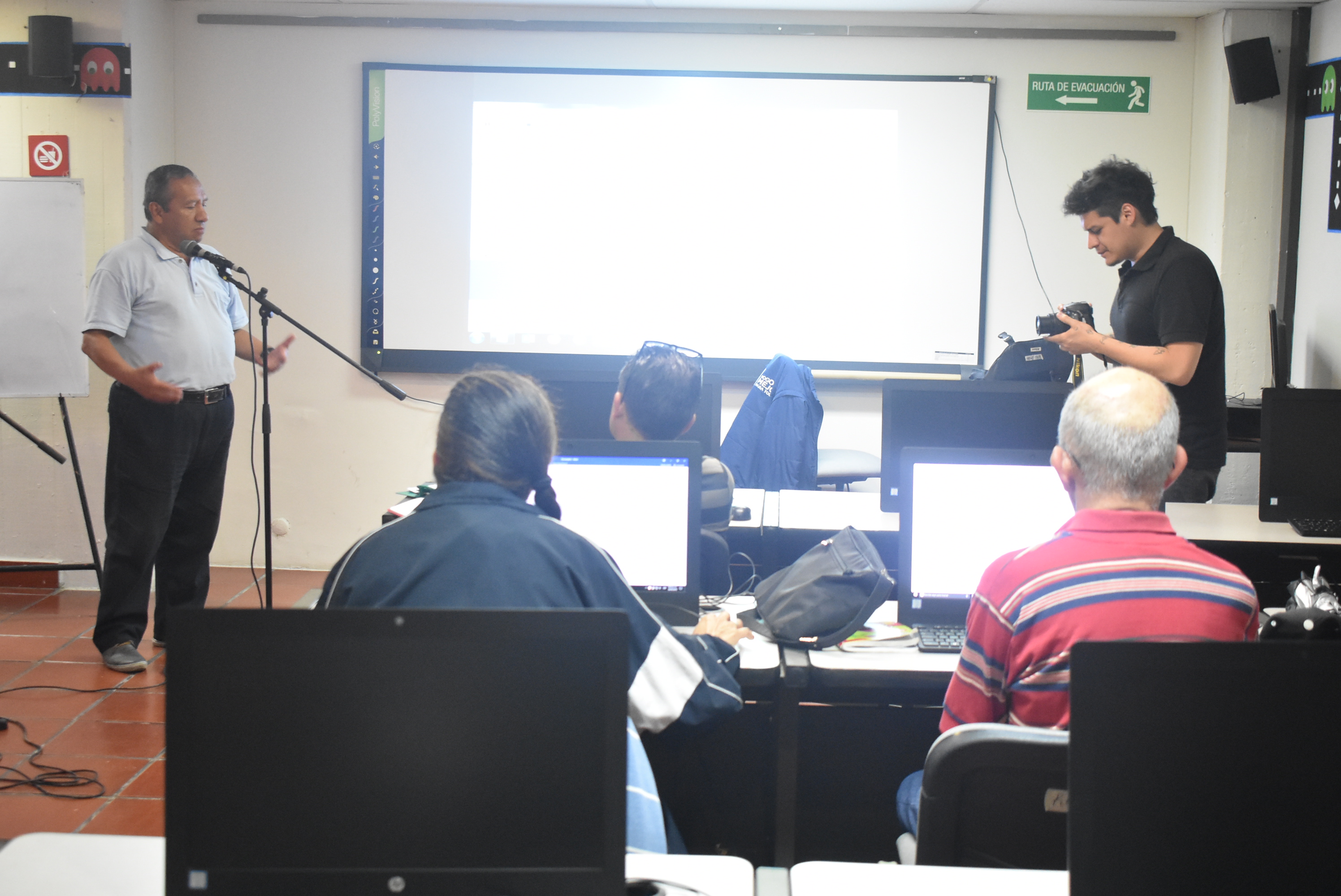 Imagen de apoyo de  Laboratorio creación de contenidos radiales en la Biblioteca Pública Carlos E. Restrepo