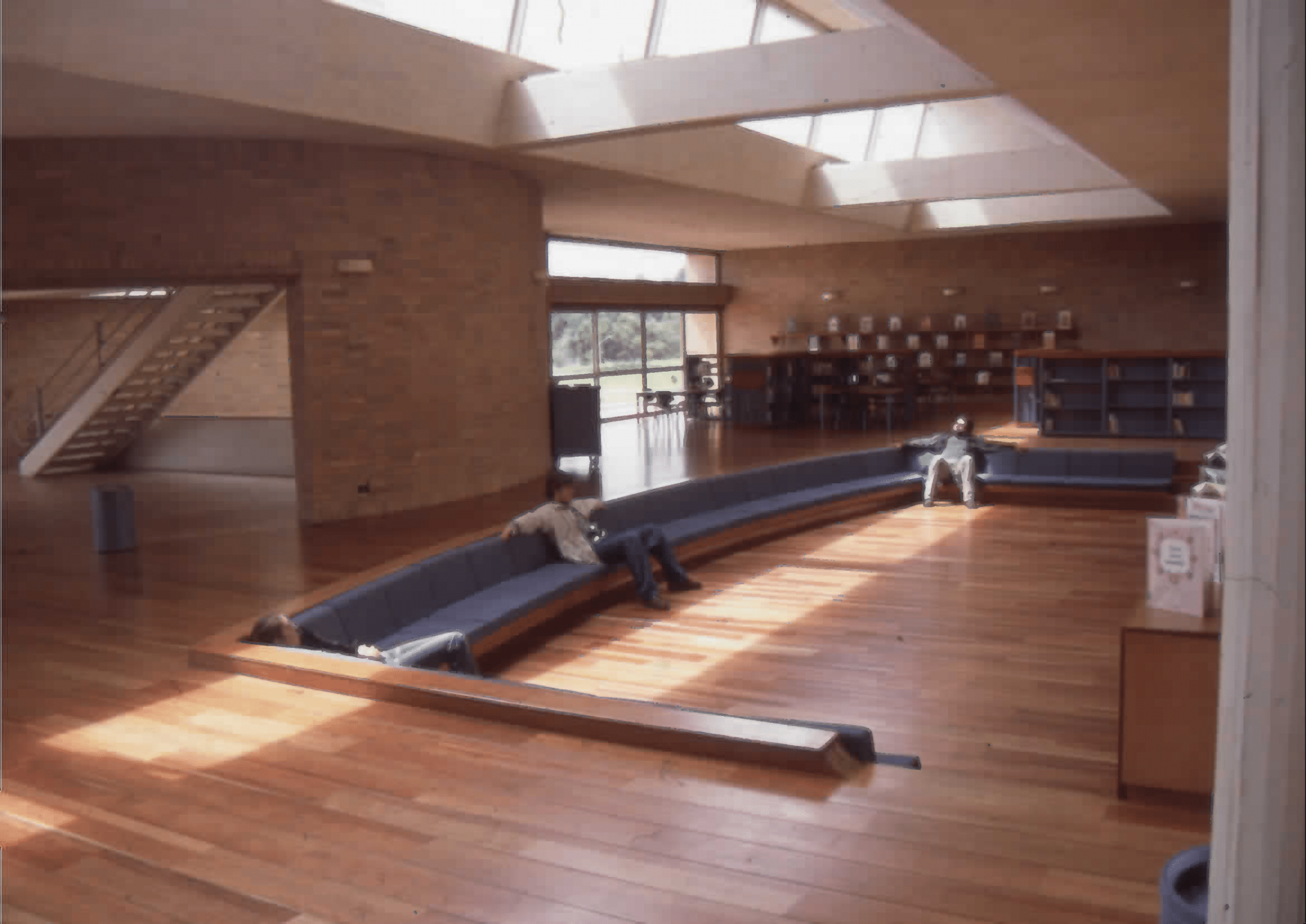 Imagen de apoyo de  Usuarios en la sala de lectura de la Biblioteca Pública Virgilio Barco. Fotografía 2