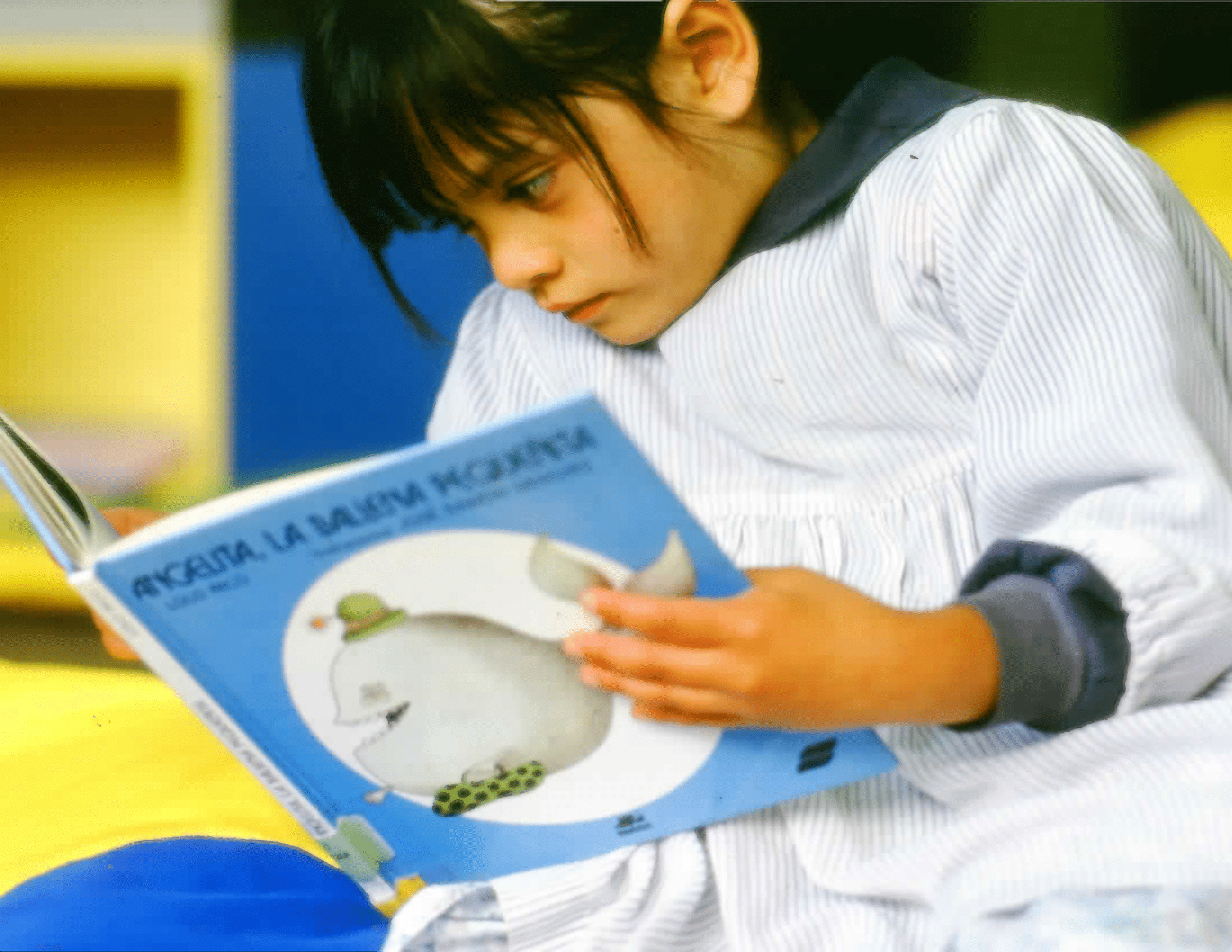 Imagen de apoyo de  Niña leyendo en la biblioteca