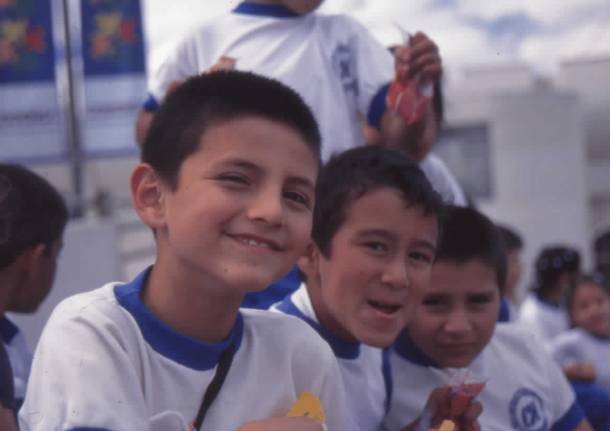 Imagen de apoyo de  Niños en el exterior de la Biblioteca Pública El Tintal Manuel Zapata Olivella