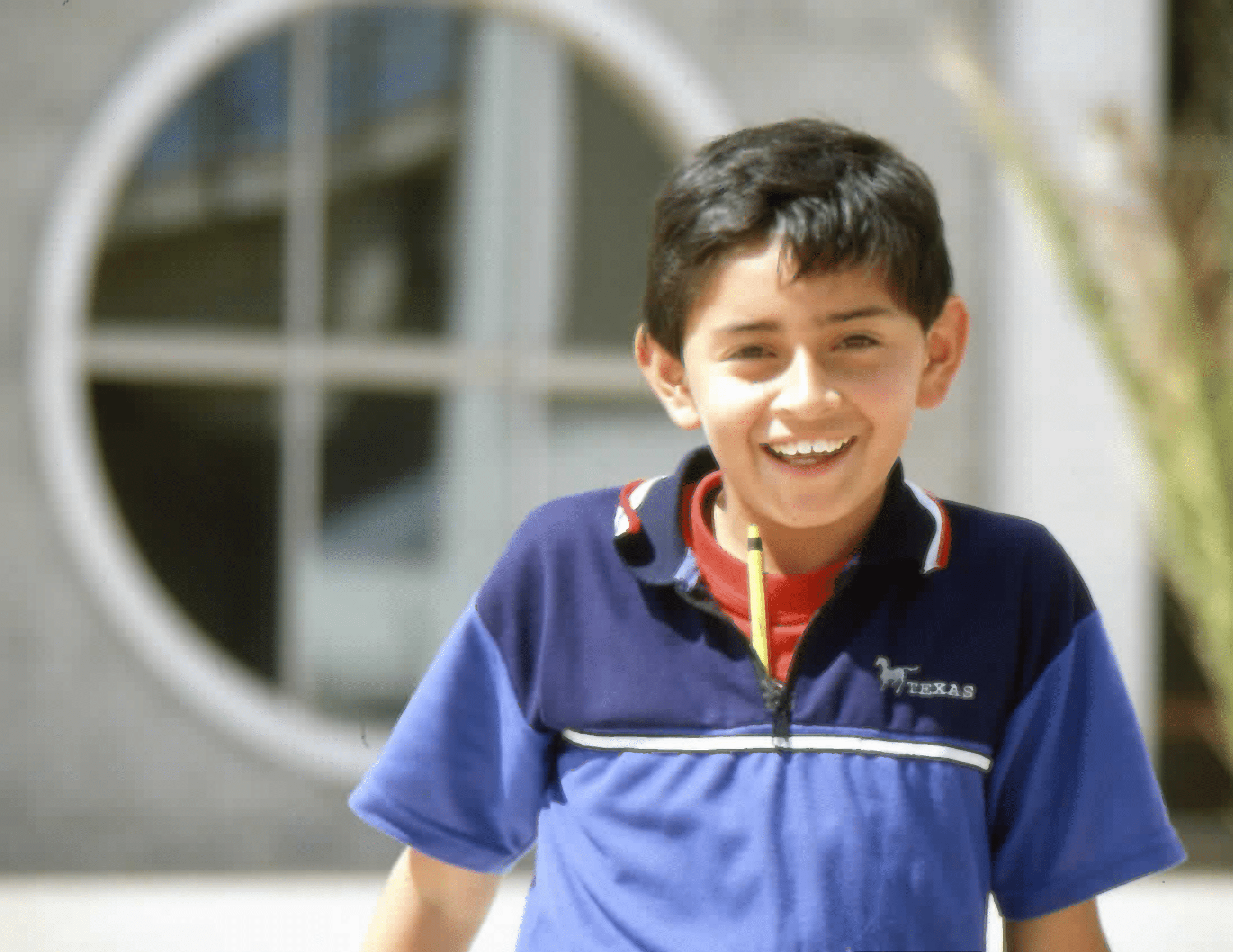 Imagen de apoyo de  Niño en los exteriores de la Biblioteca Pública El Tintal Manuel Zapata Olivella