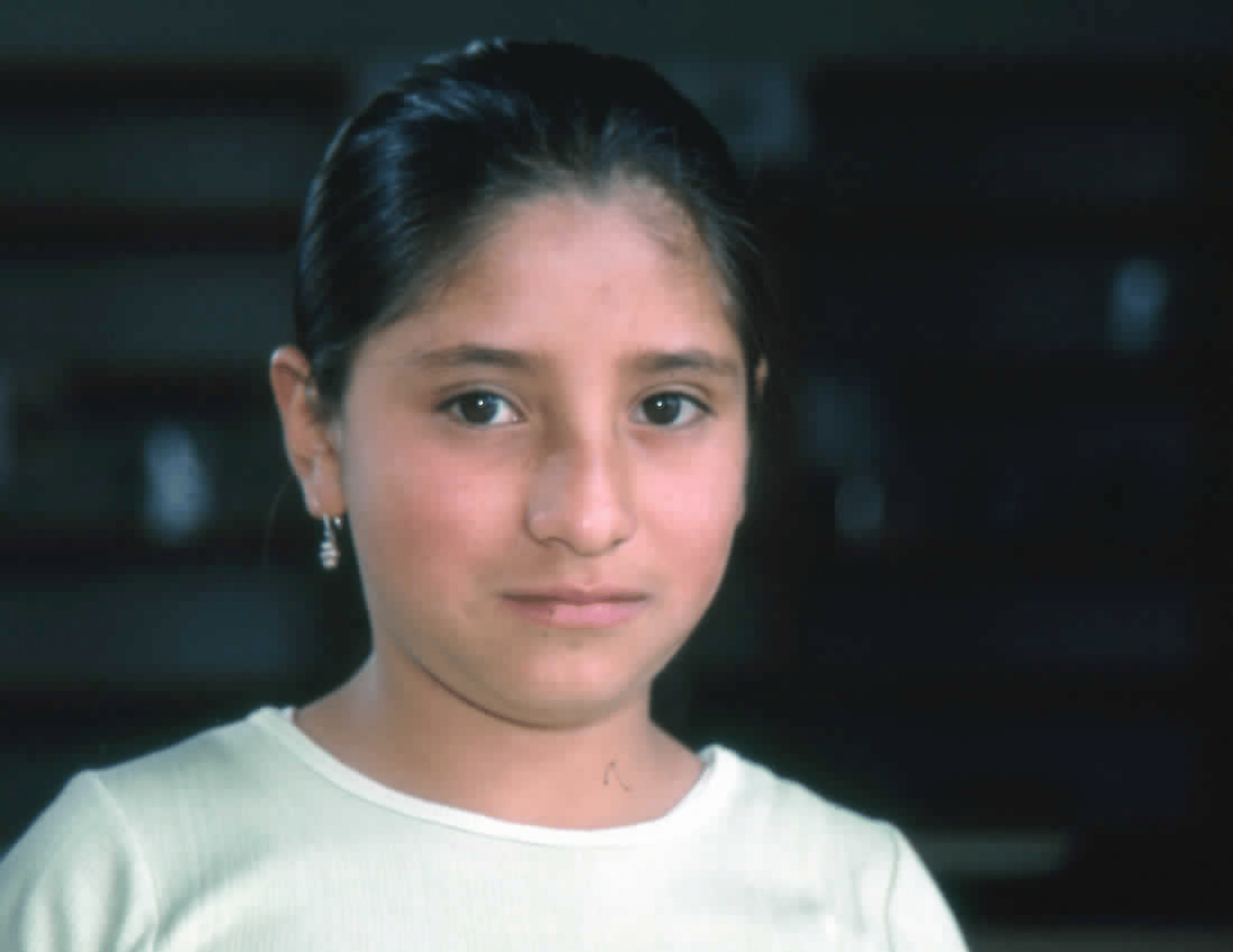 Imagen de apoyo de  Niña usuaria en el interior de la Biblioteca Pública El Tunal Gabriel García Márquez. Fotografía 2