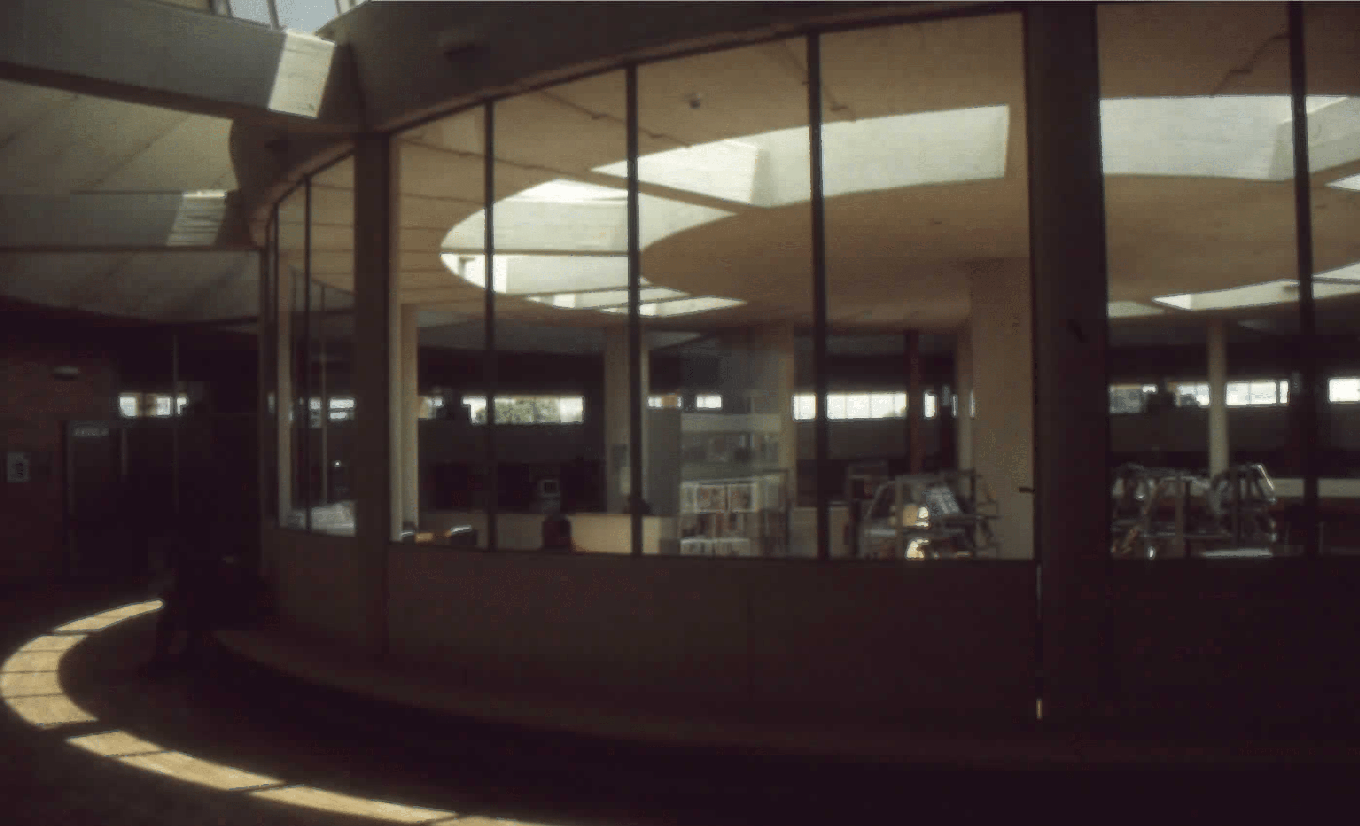 Imagen de apoyo de  Efecto de la luz natural en el interior de la Biblioteca Pública Virgilio Barco