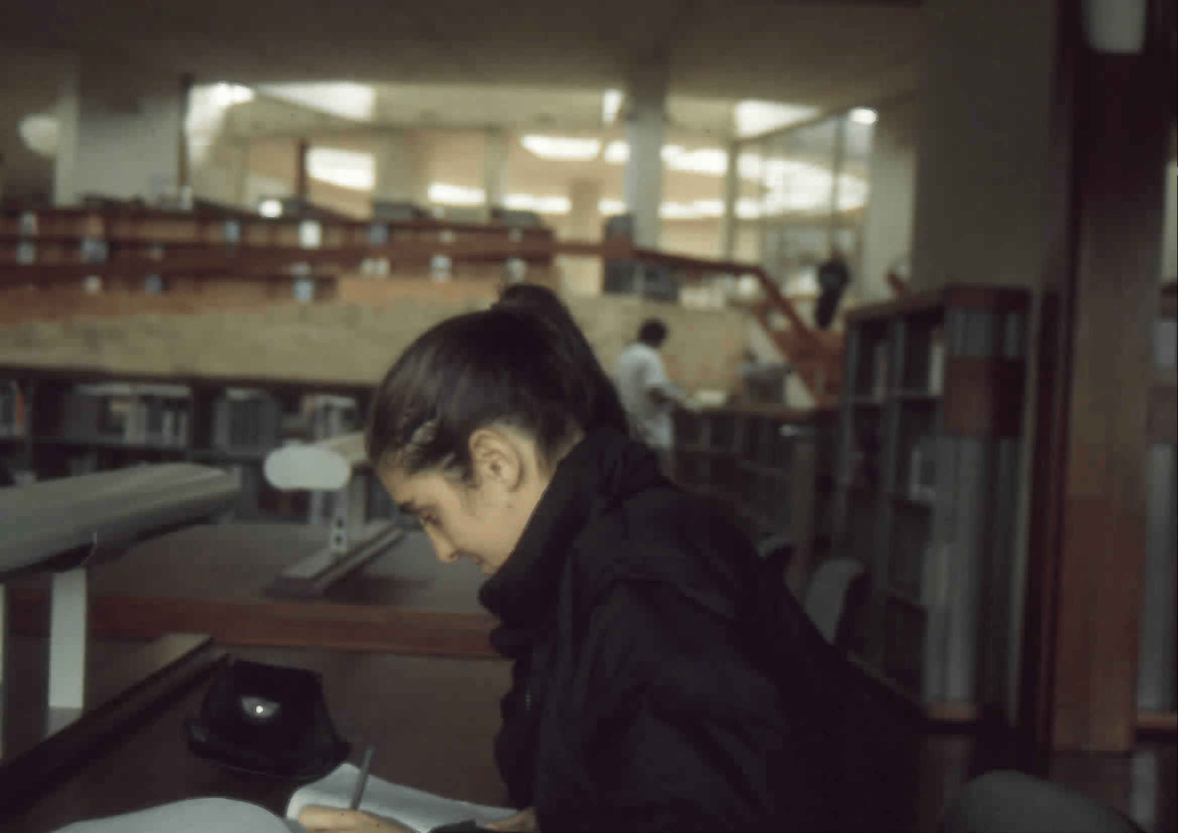 Imagen de apoyo de  Usuaria estudiando en la Biblioteca Pública Virgilio Barco