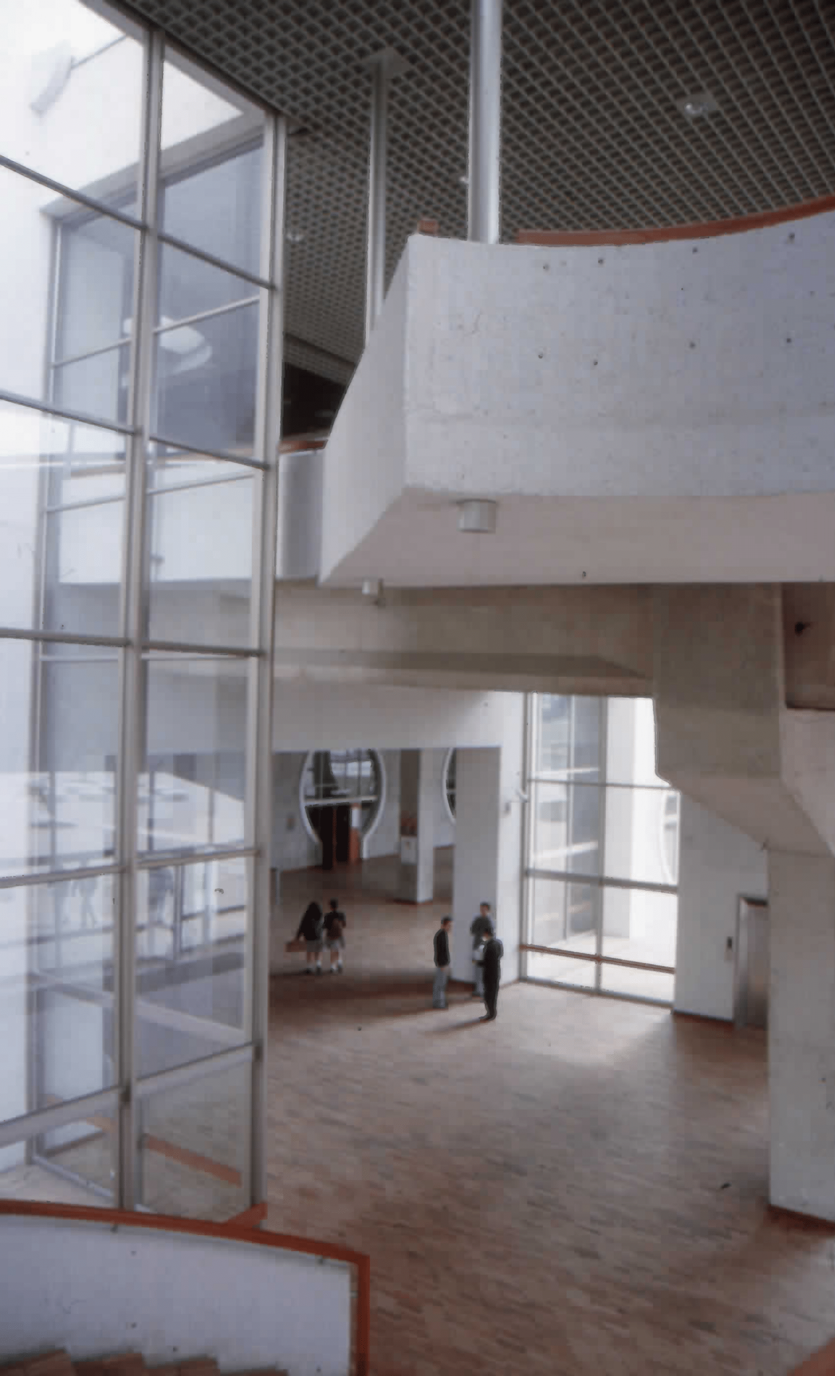 Imagen de apoyo de  Escaleras hacia el primer piso en Biblioteca Pública El Tintal Manuel Zapata Olivella