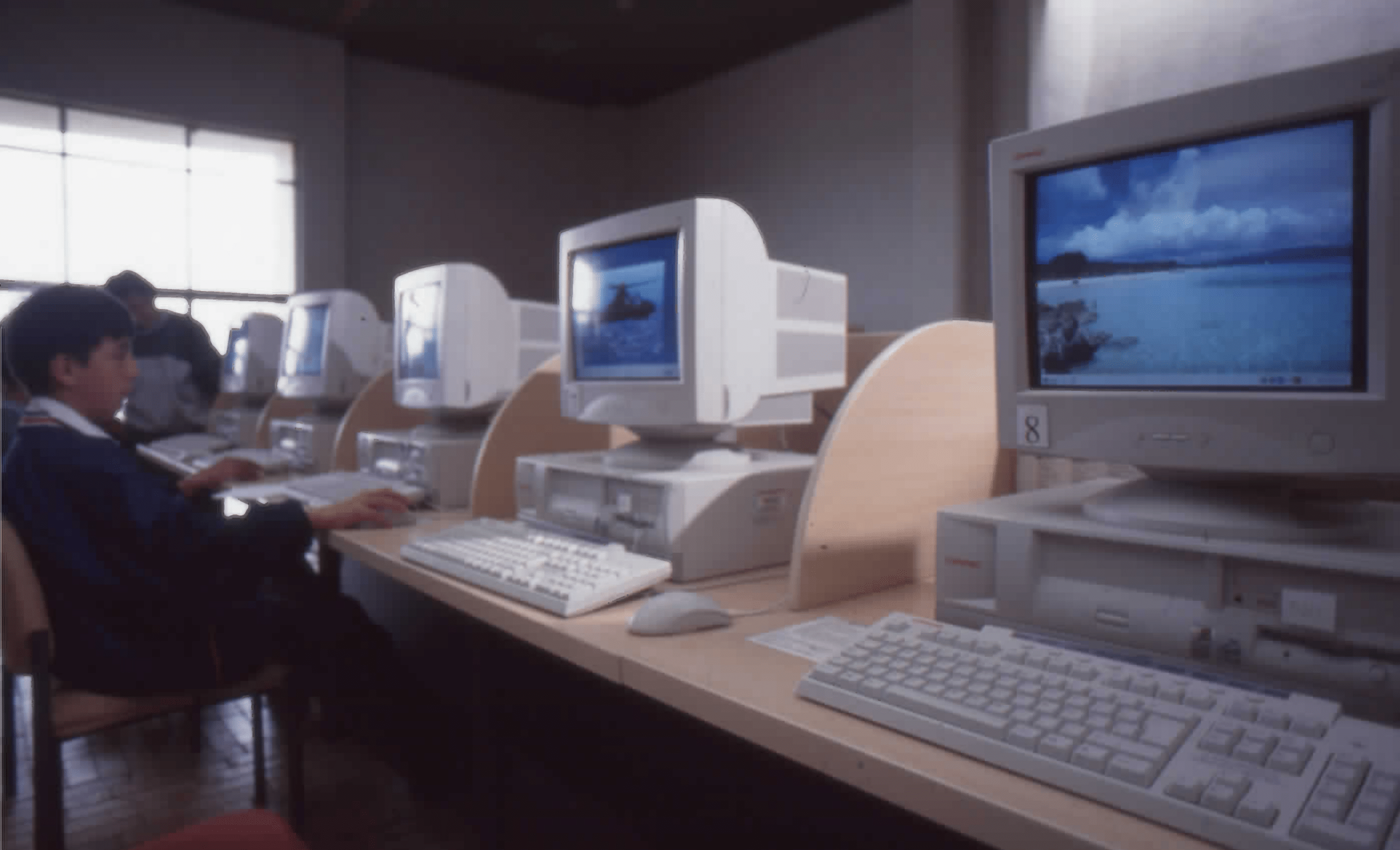 Imagen de apoyo de  Usuarios en equipos informáticos en la Biblioteca Pública El Tintal Manuel Zapata Olivella.