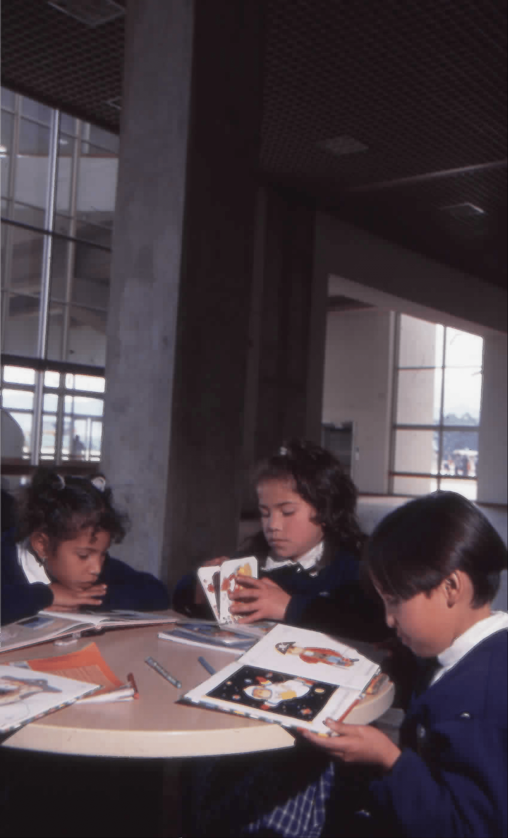 Imagen de apoyo de  Niños leyendo en la Biblioteca Pública El Tintal Manuel Zapata Olivella
