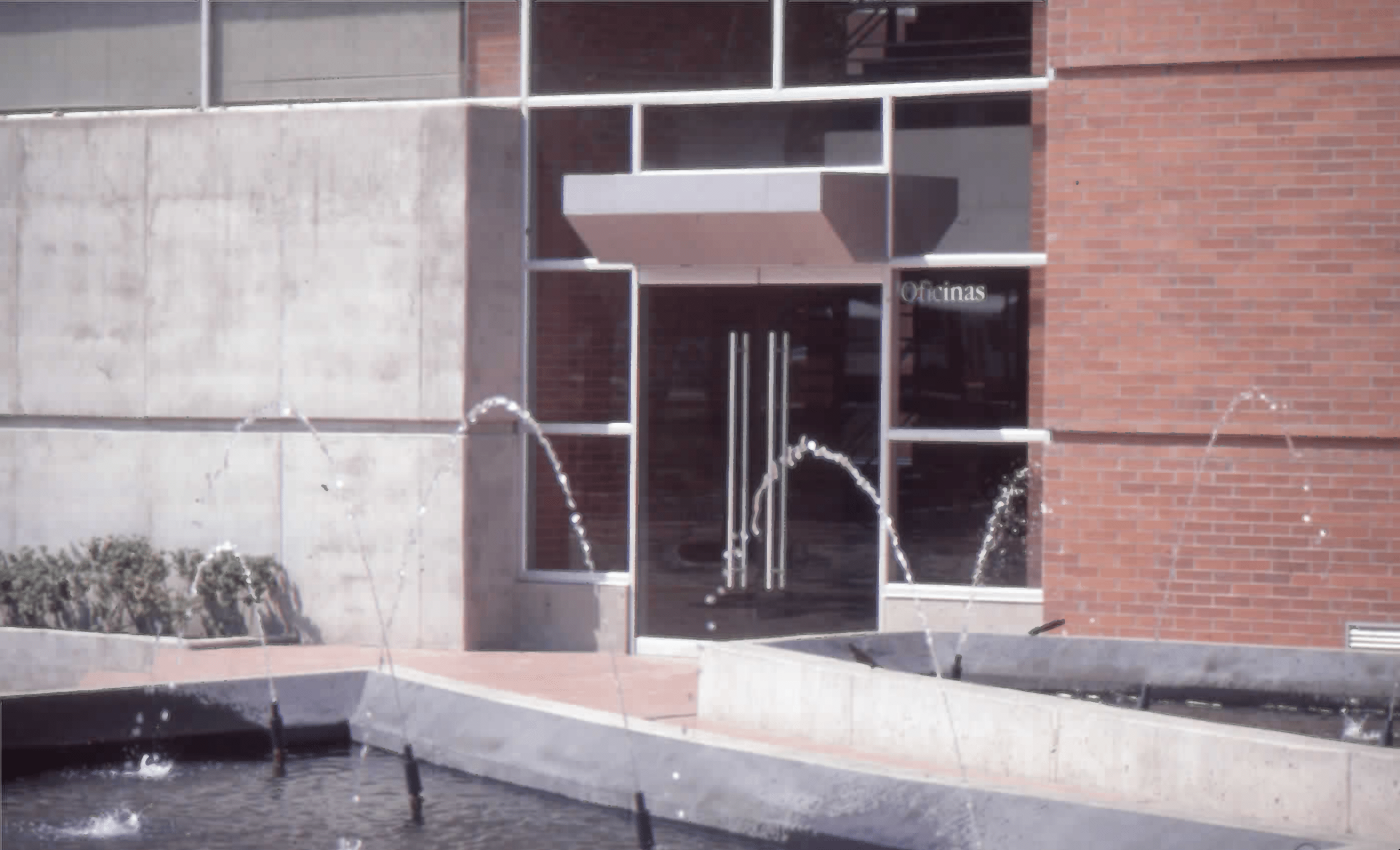 Imagen de apoyo de  Fuente de agua en el exterior de Biblioteca Pública El Tunal Gabriel García Márquez