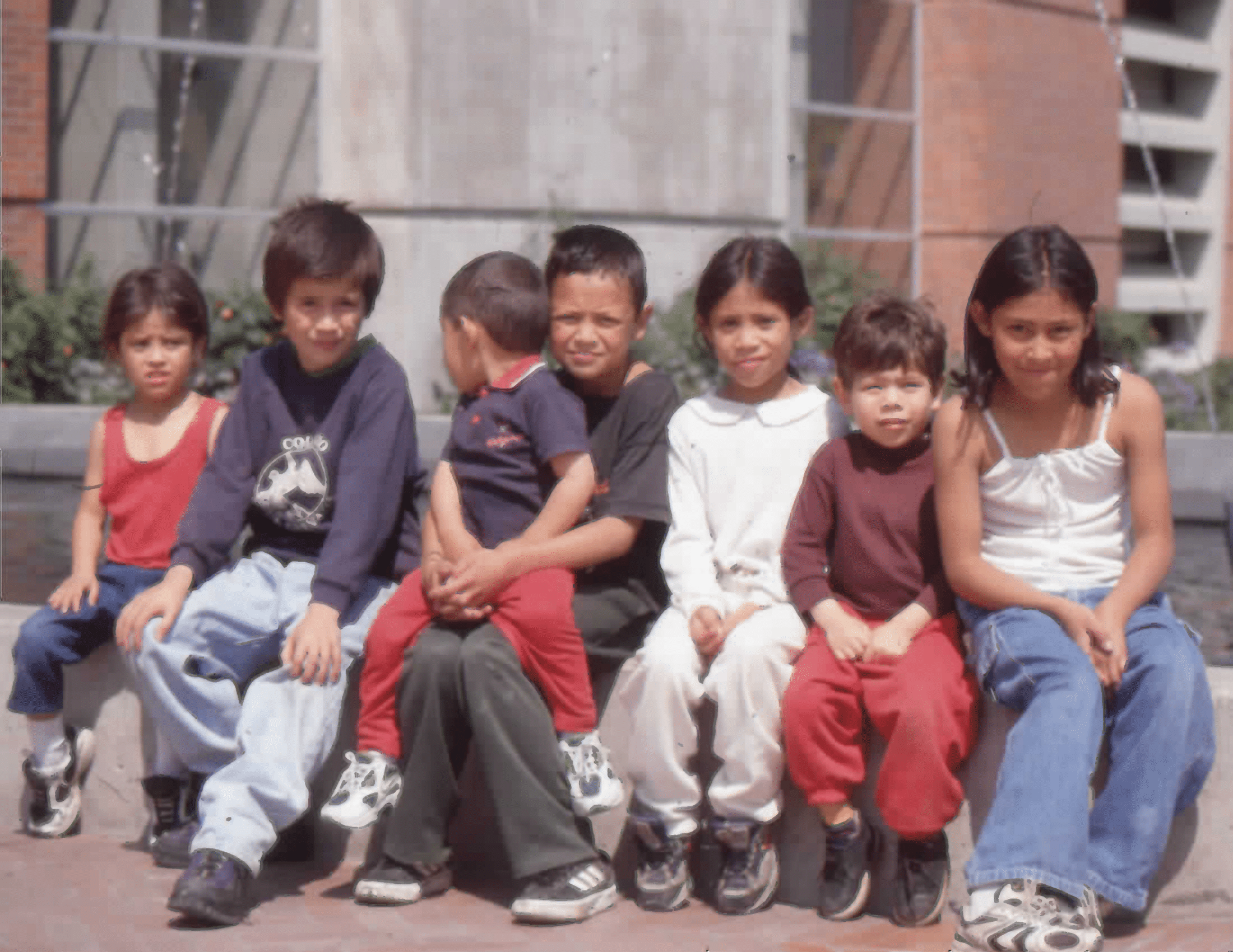 Imagen de apoyo de  Niños en los exteriores de la Biblioteca Pública El Tunal Gabriel García Márquez. Fotografía 2