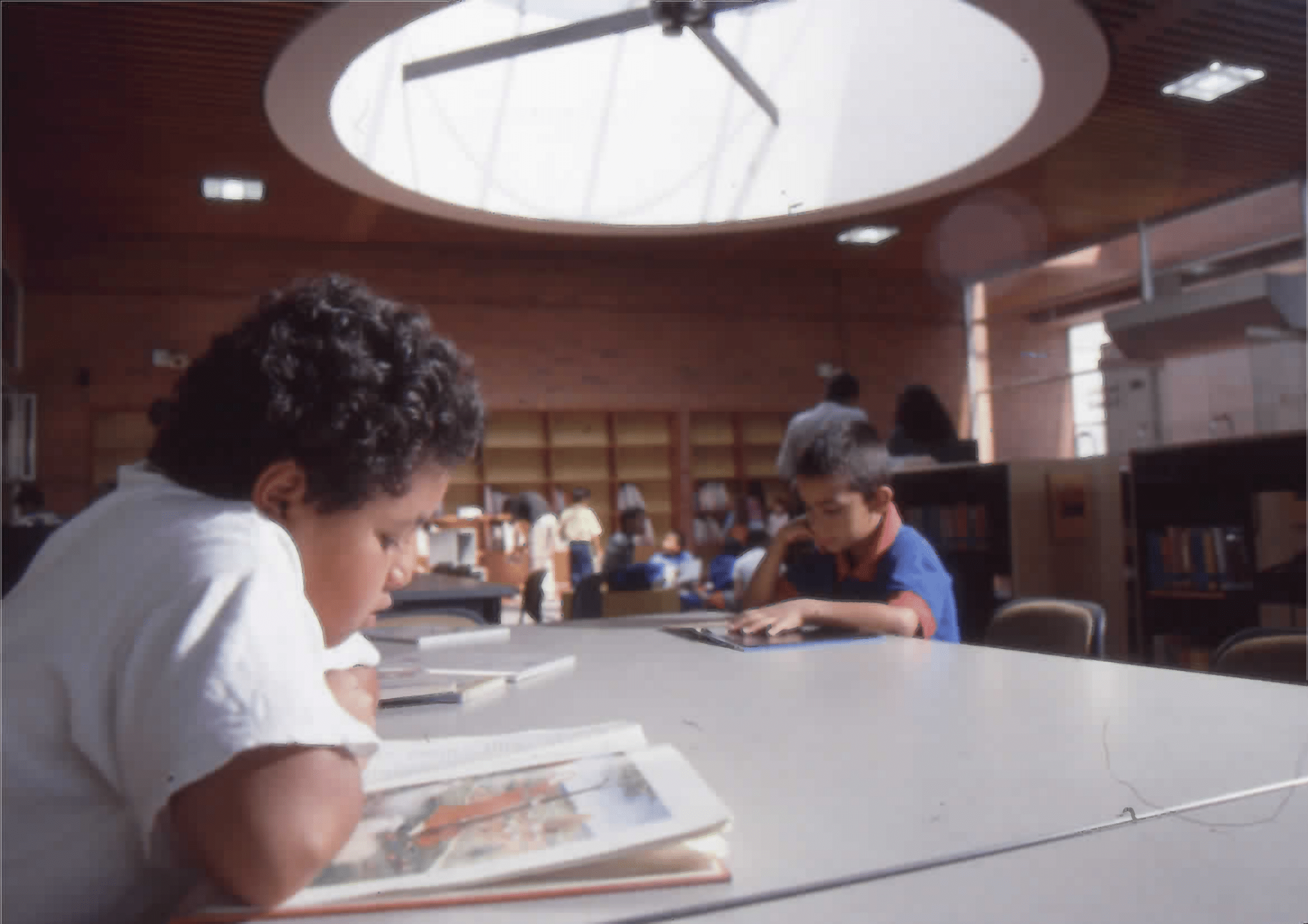 Imagen de apoyo de  Niños leyendo en la Biblioteca Pública El Tunal Gabriel García Márquez
