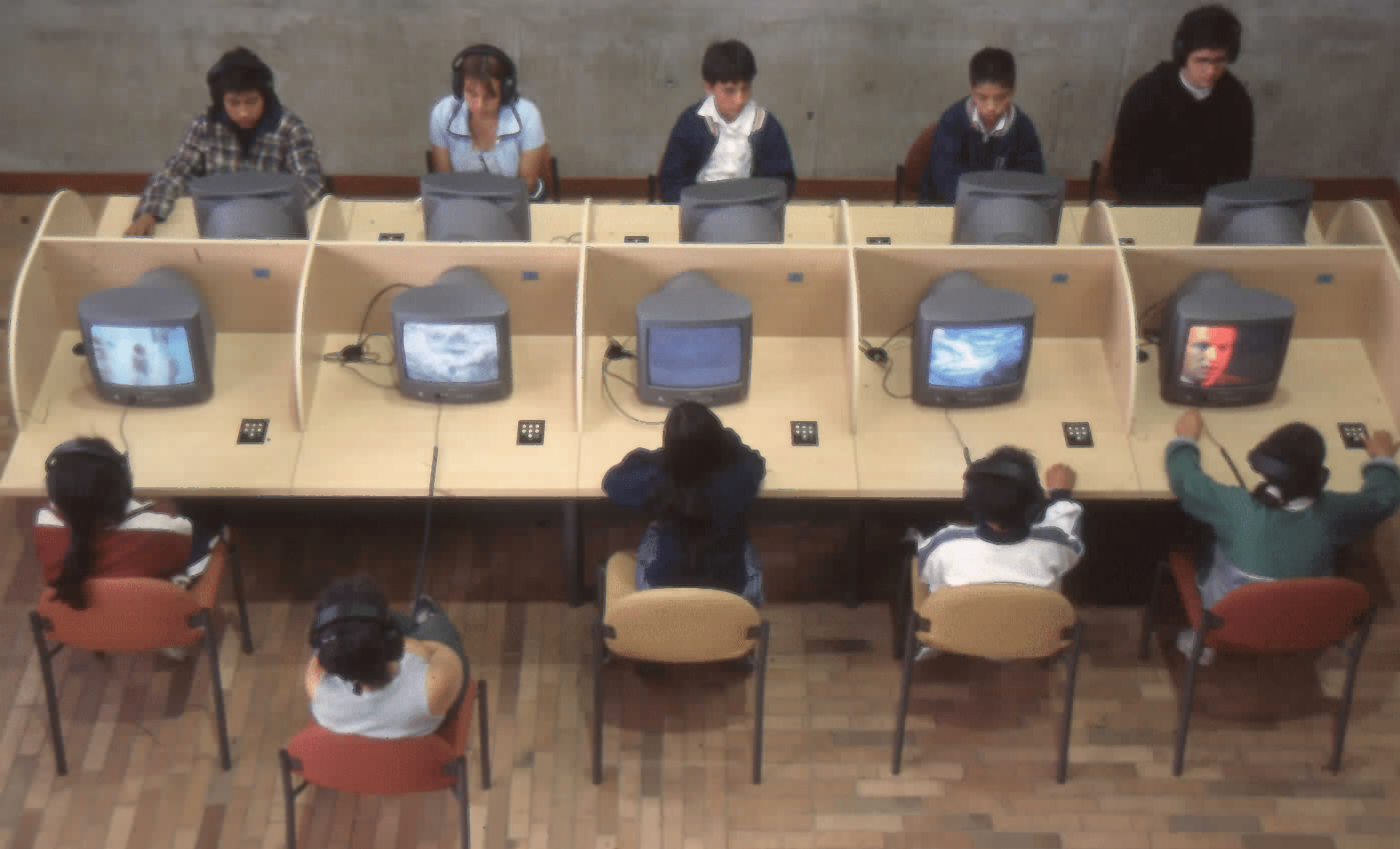 Imagen de apoyo de  Usuarios en equipos informáticos en la Biblioteca Pública El Tintal Manuel Zapata Olivella. Fotografía 2