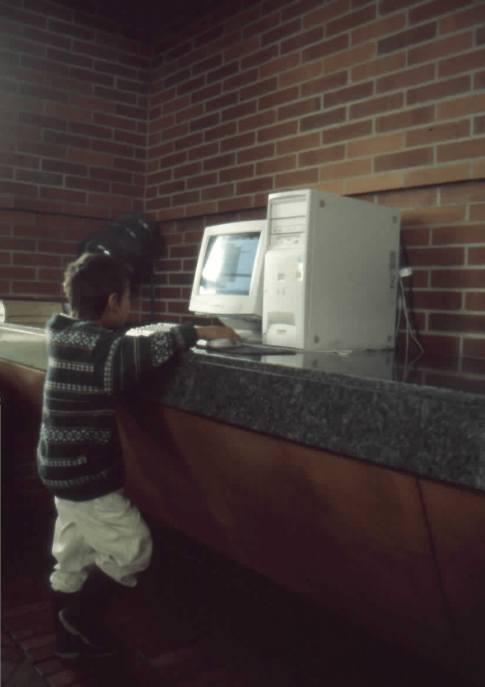 Imagen de apoyo de  Niño usando un computador en la Biblioteca Púbica Virgilio Barco