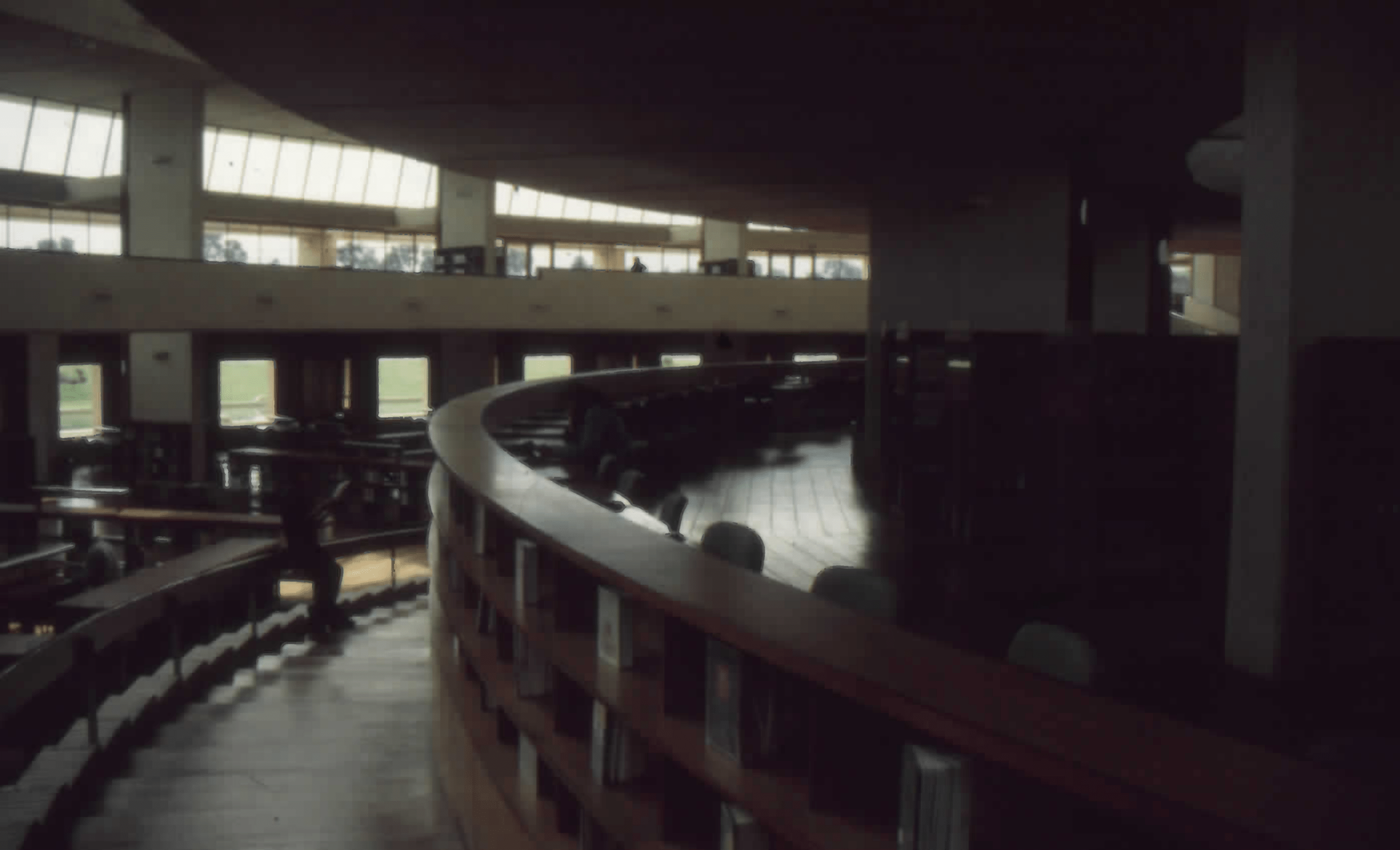 Imagen de apoyo de  Sala de lectura de la Biblioteca Pública Virgilio Barco con las estanterías vacías. Fotografía 4