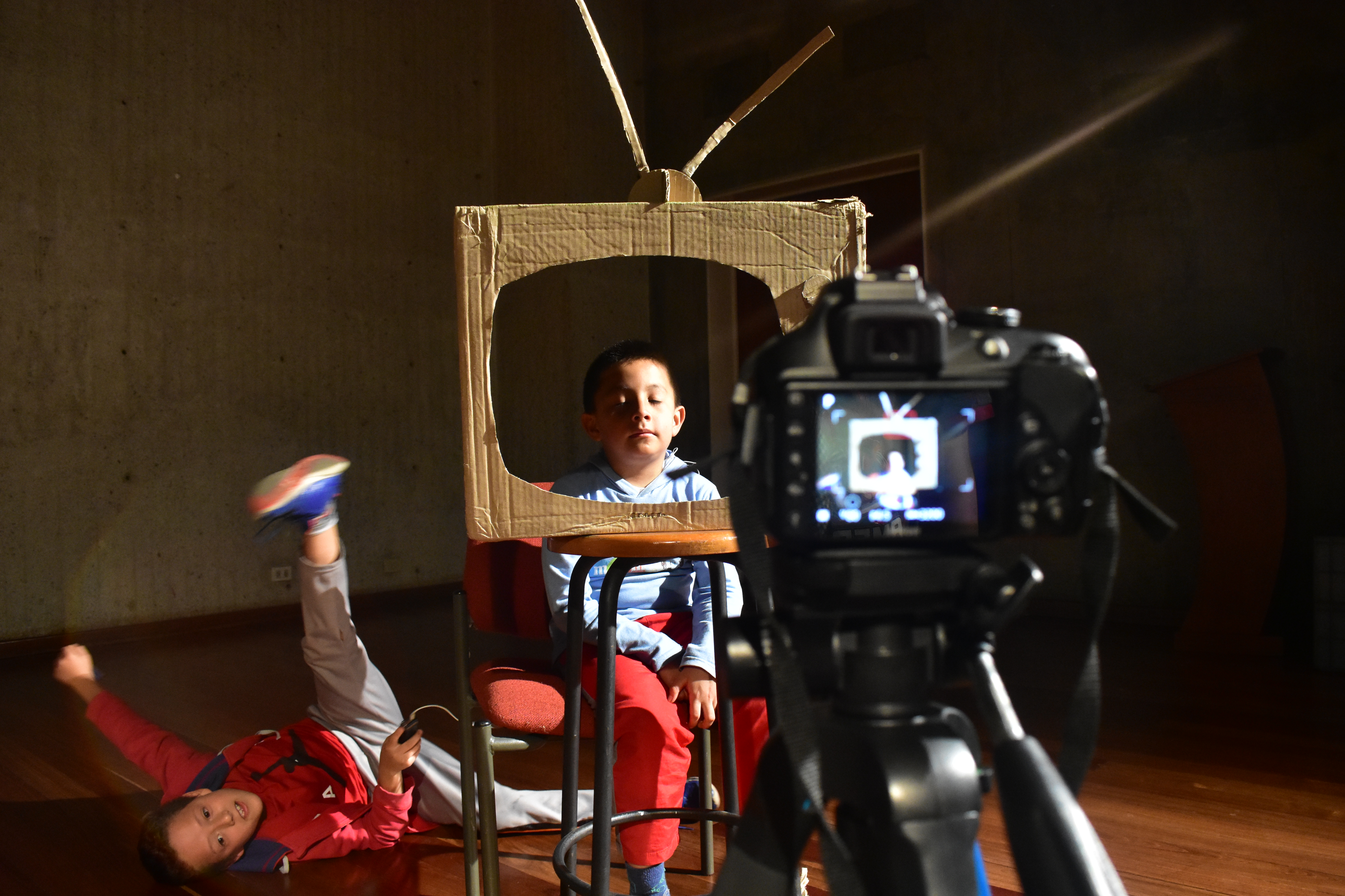 Imagen de apoyo de  Grabación de noticiero en "Juguemos a ser booktubers"