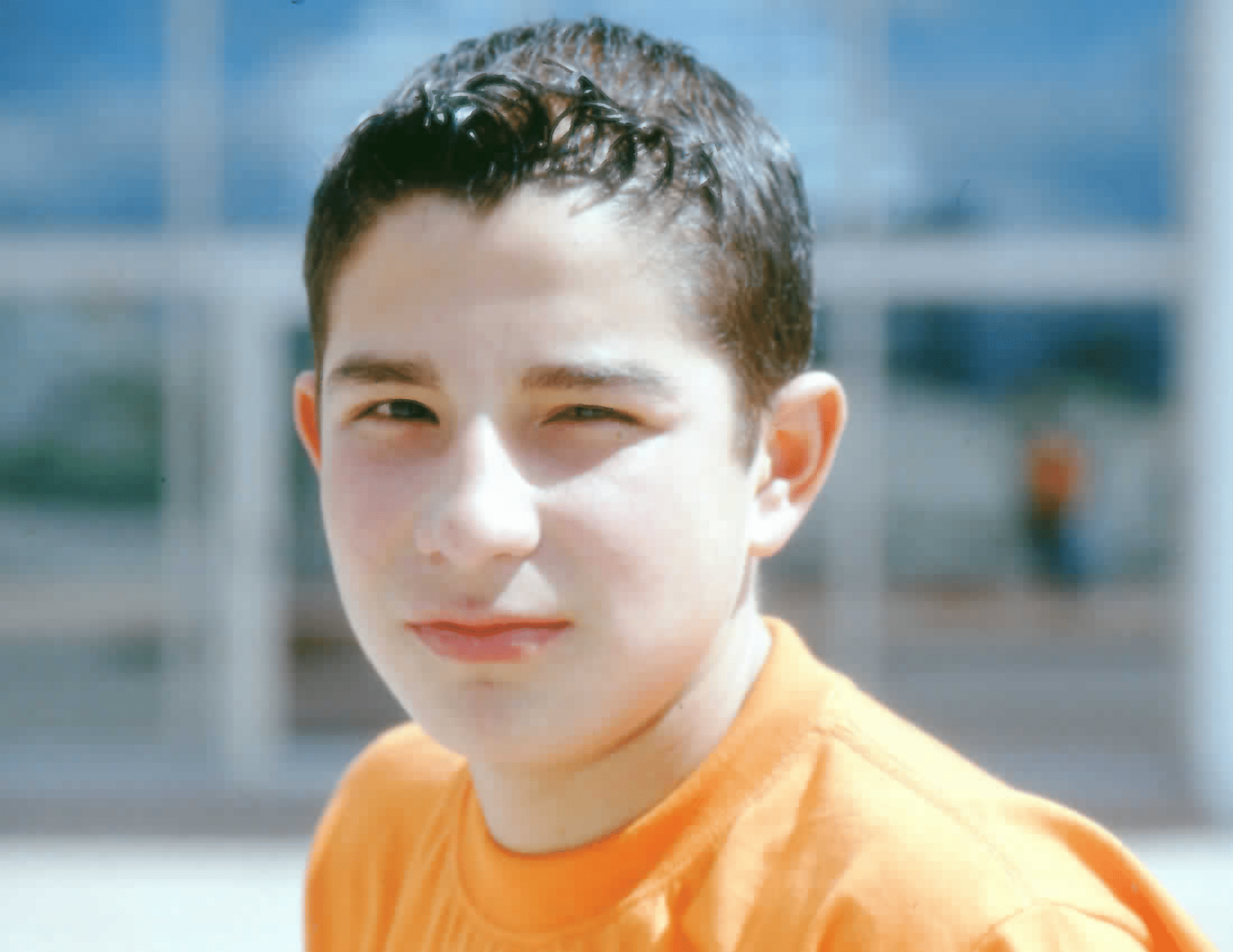 Imagen de apoyo de  Niño en los exteriores de la Biblioteca Pública El Tintal Manuel Zapata Olivella. Fotografía 2