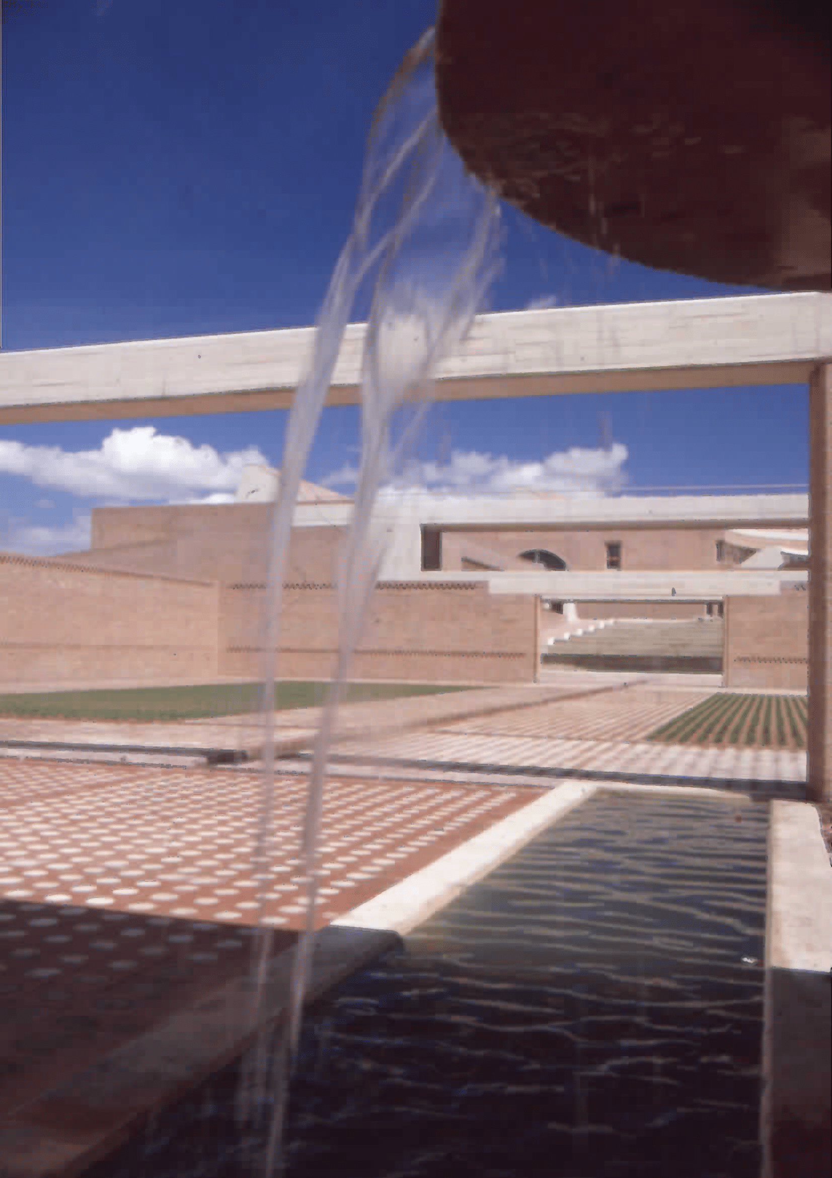 Imagen de apoyo de  Fuente de agua en el exterior de la Biblioteca Pública Virgilio Barco