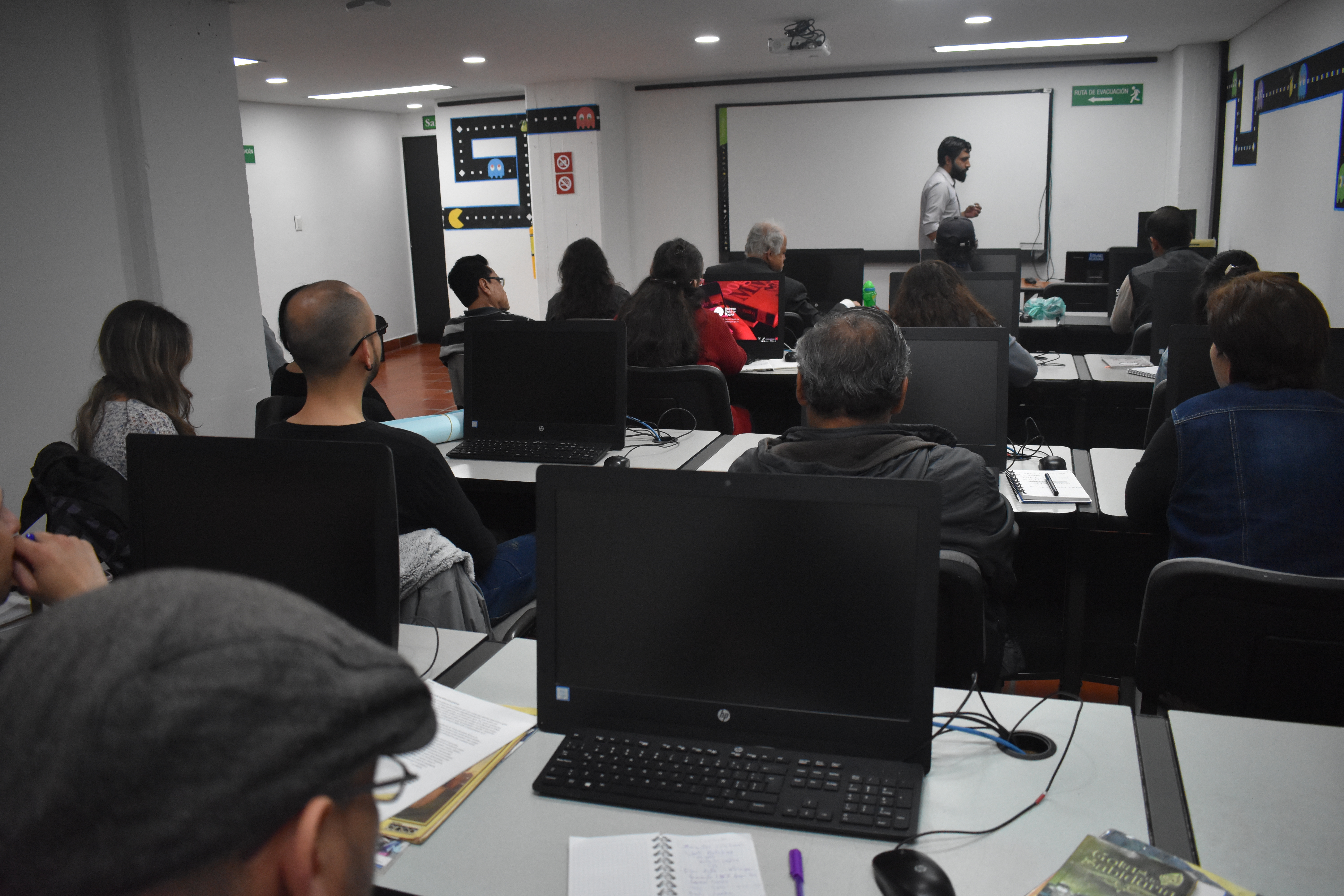 Imagen de apoyo de  Taller de radio en la Biblioteca Pública Carlos E. Restrepo