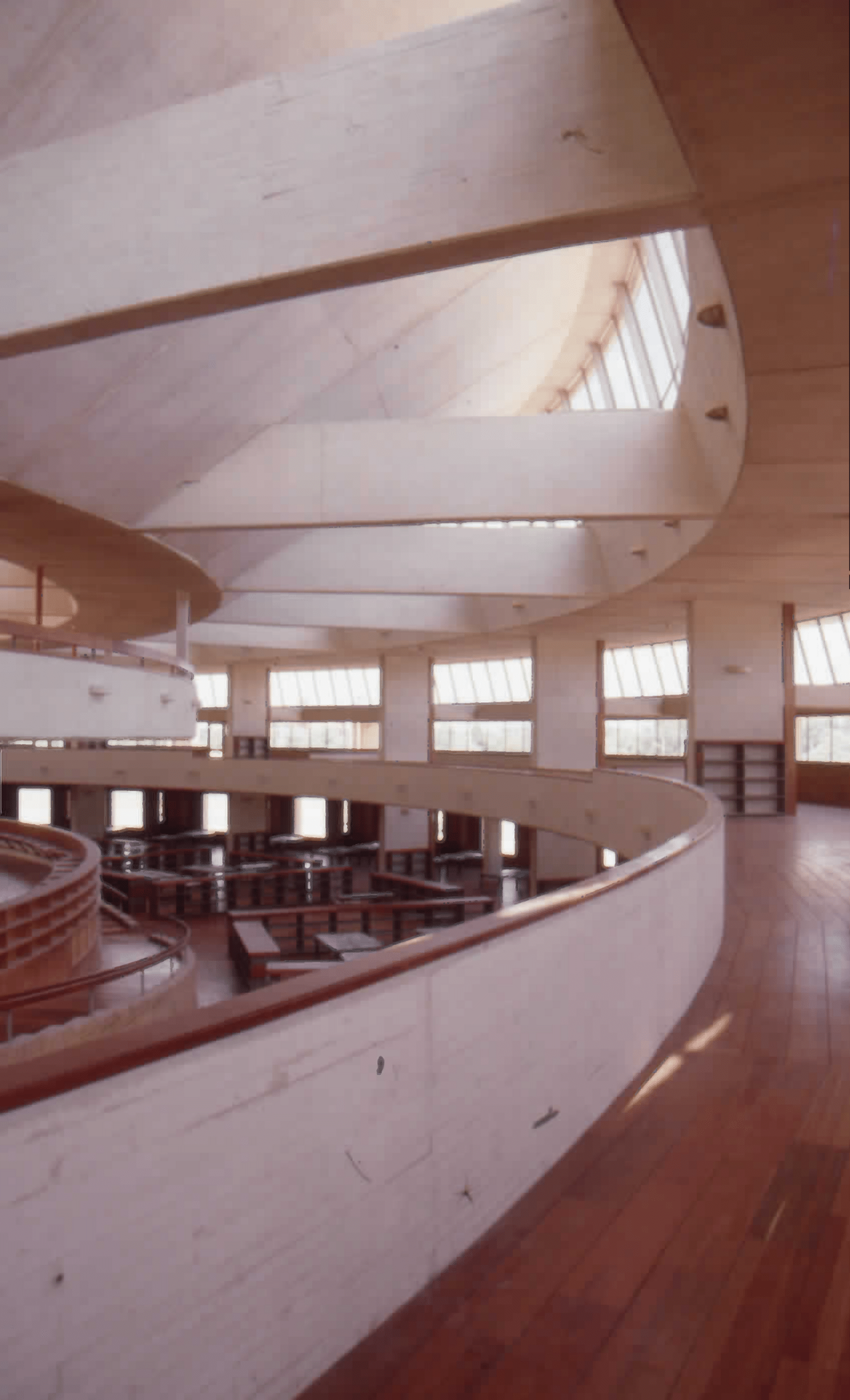 Imagen de apoyo de  Sala de lectura de la Biblioteca Pública Virgilio Barco con las estanterías vacías. Fotografía 3