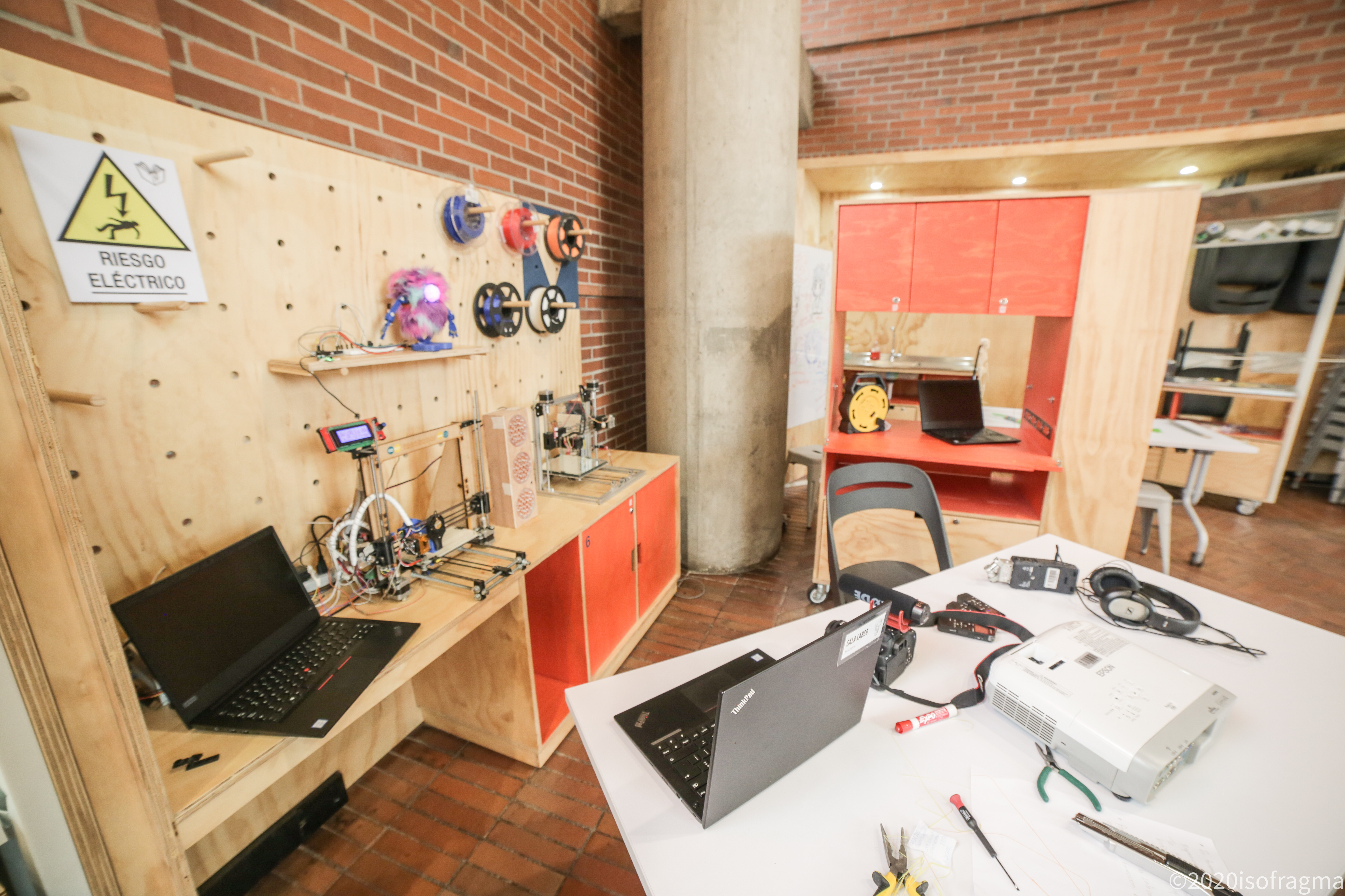 Imagen de apoyo de  Impresora 3D Sala LabCo, espacio abierto experimental