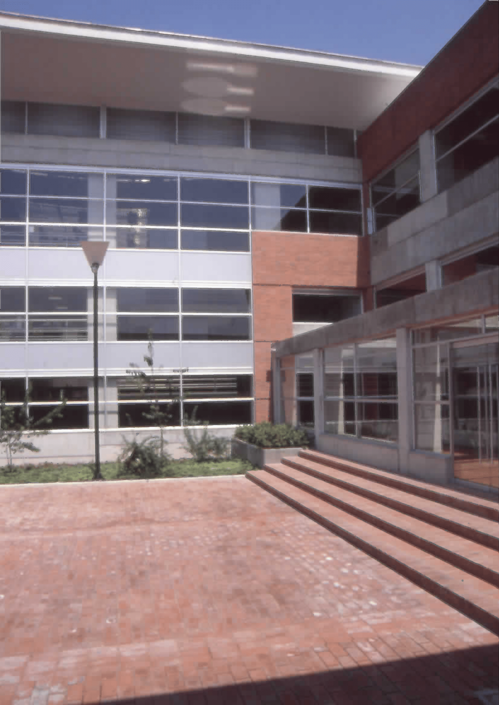 Imagen de apoyo de  Arquitectura del exterior de la Biblioteca Pública El Tunal Gabriel García Márquez