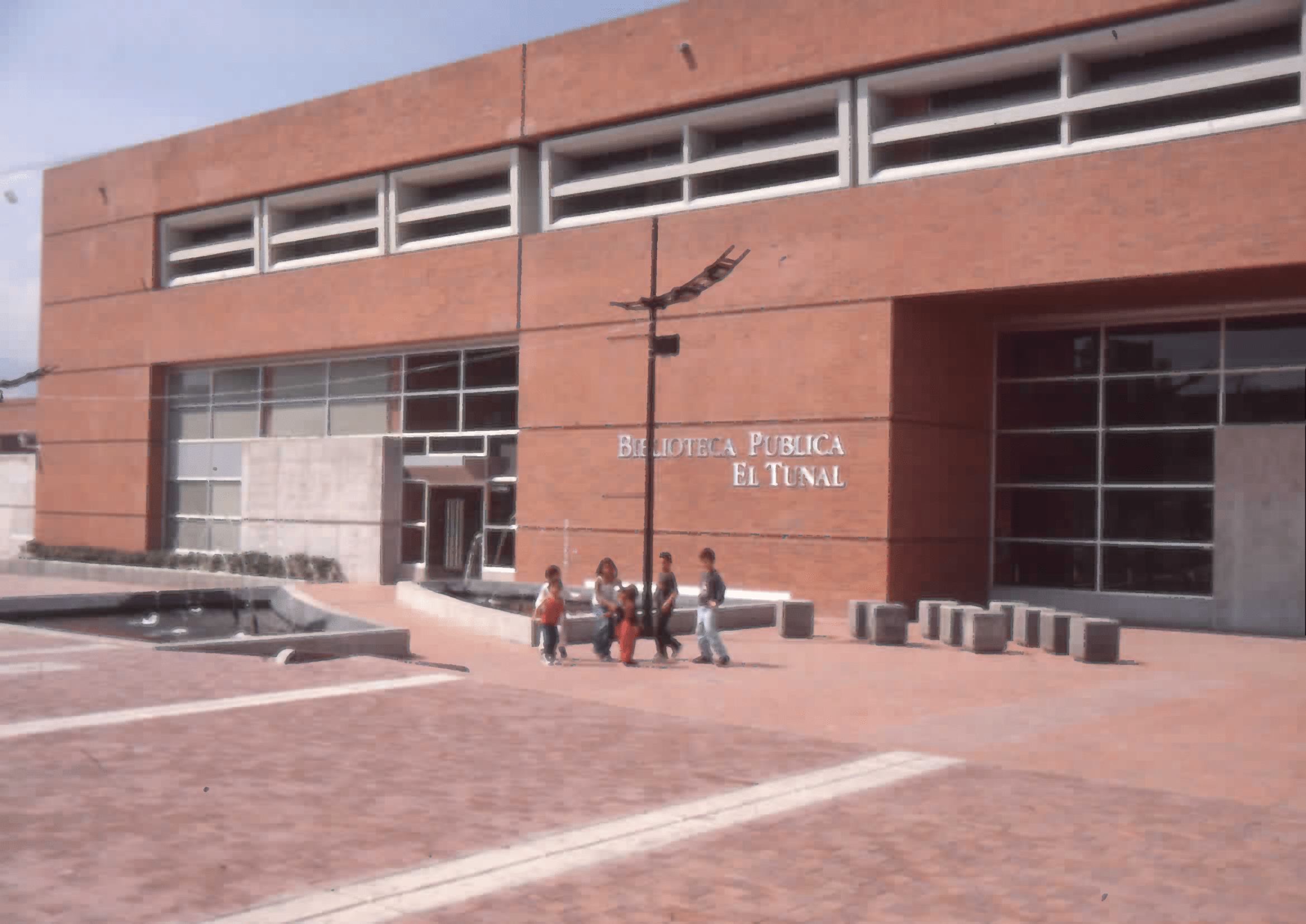 Imagen de apoyo de  Niños en el exterior de la Biblioteca Pública El Tunal Gabriel García Márquez. Fotografía 2