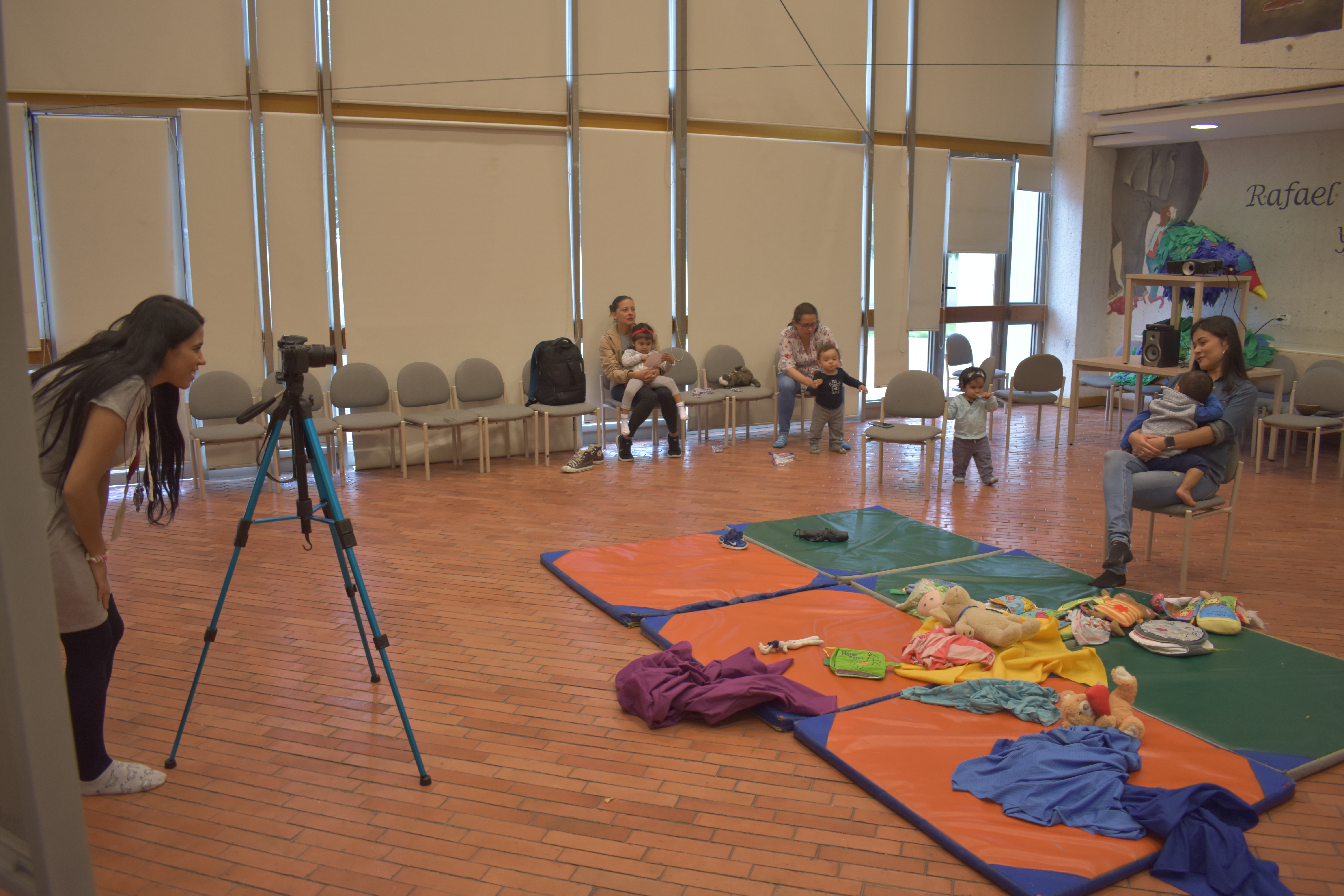 Imagen de apoyo de  Momtubers en la Biblioteca Pública Julio Mario Santo Domingo. Fotografía.