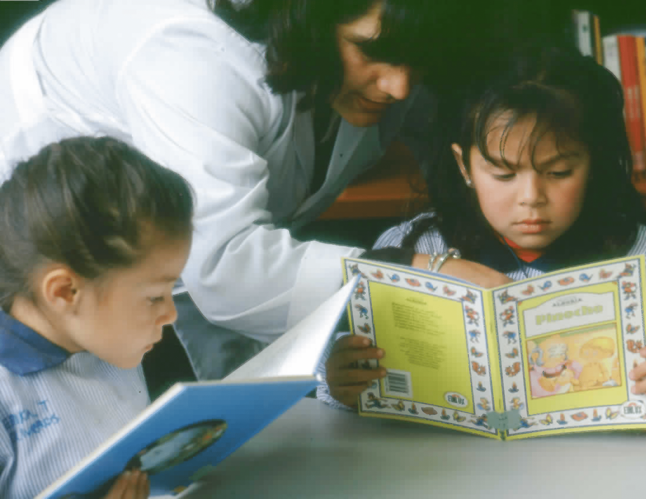 Imagen de apoyo de  Niños leyendo en la biblioteca