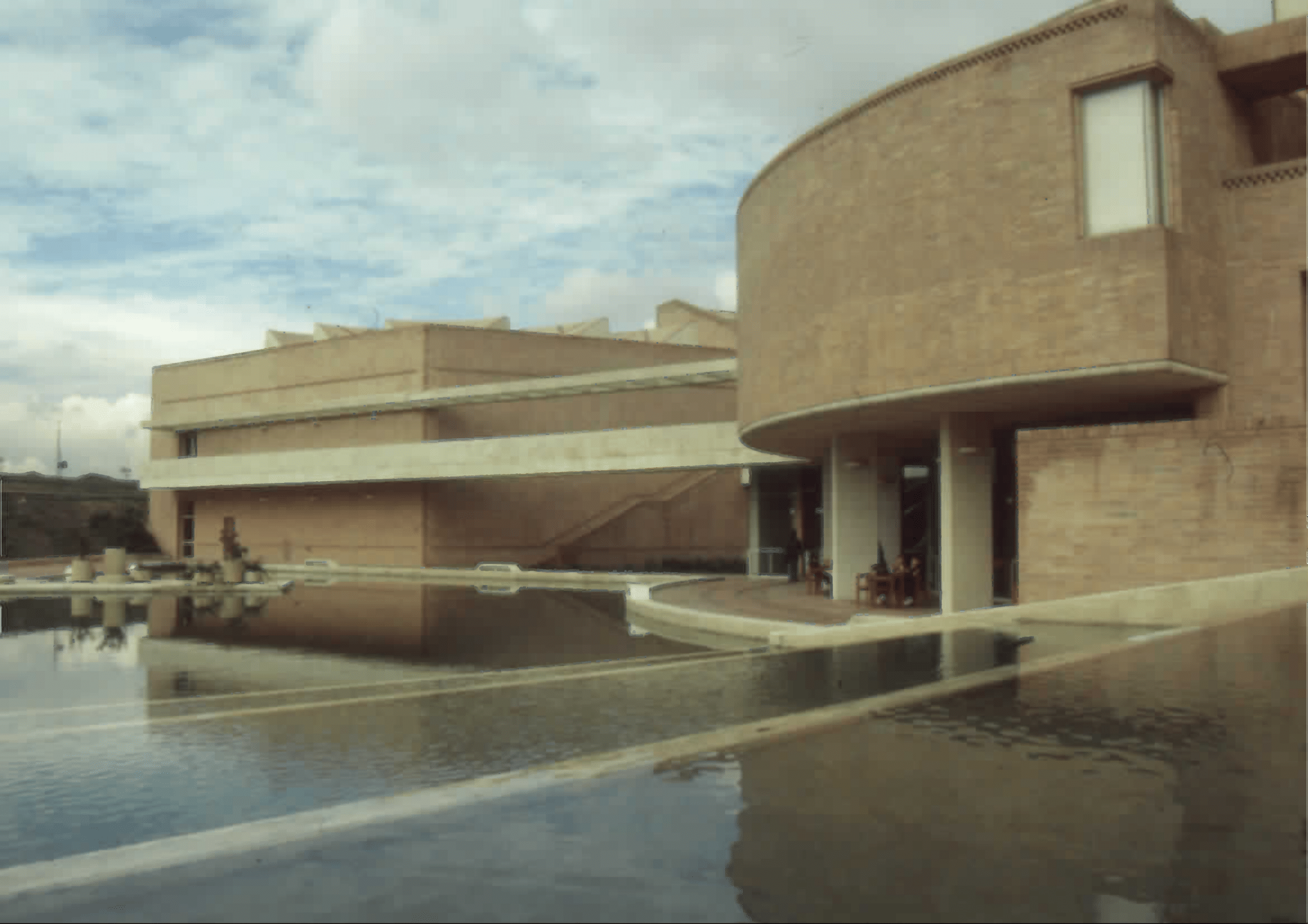 Imagen de apoyo de  Espejo de agua y arquitectura exterior de la Biblioteca Pública Virgilio Barco. Fotografía 3