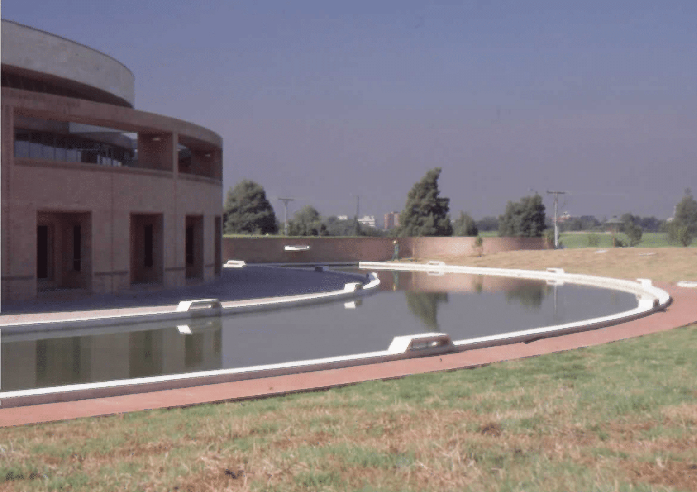 Imagen de apoyo de  Espejo de agua y arquitectura exterior de la Biblioteca Pública Virgilio Barco. Fotografía 2