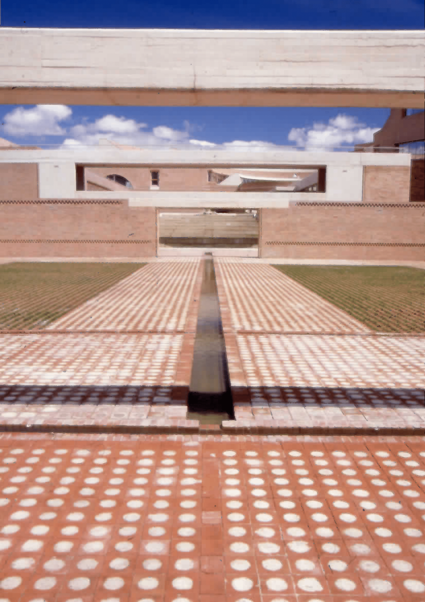 Imagen de apoyo de  Arquitectura del exterior de la Biblioteca Pública Virgilio Barco