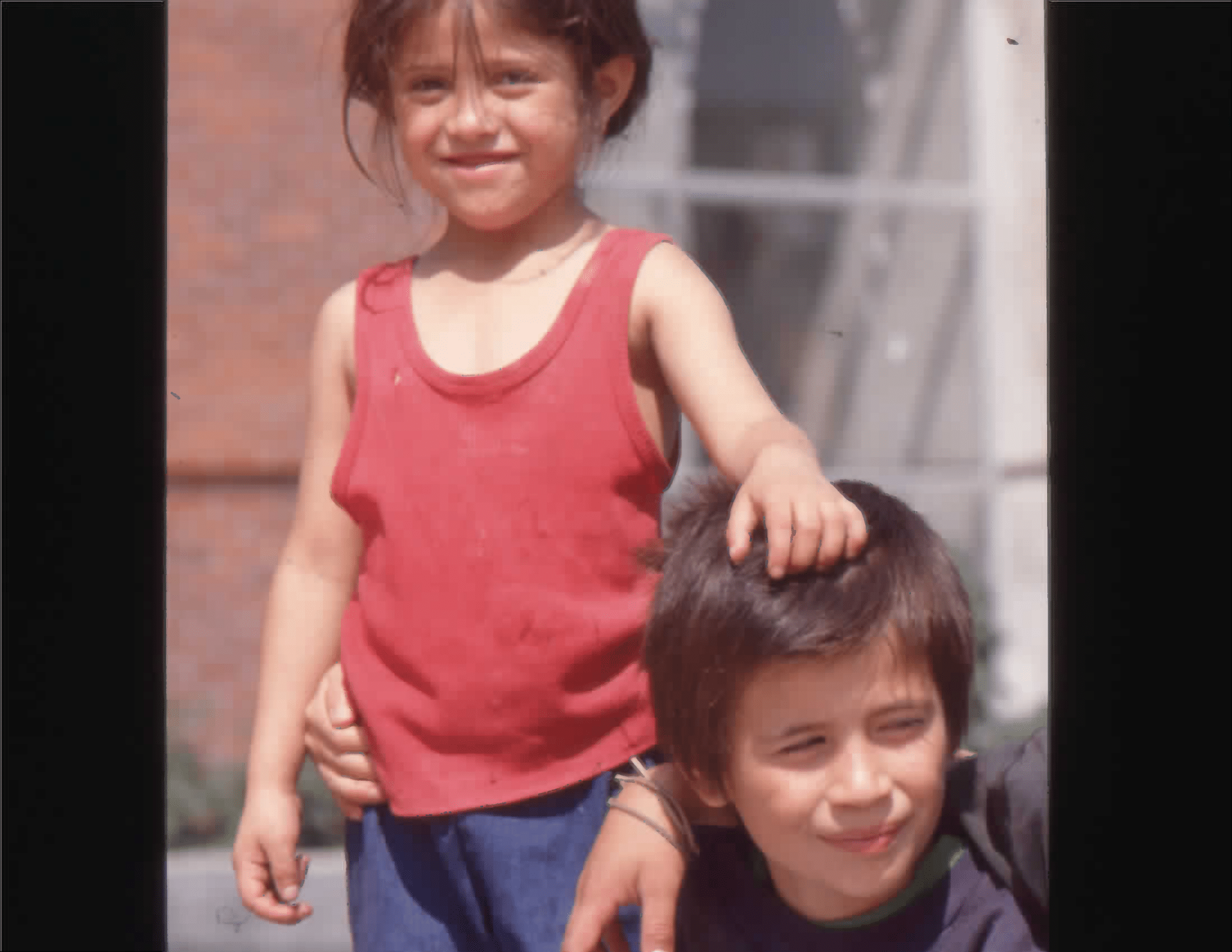 Imagen de apoyo de  Niños en los exteriores de la Biblioteca Pública El Tunal Gabriel García Márquez