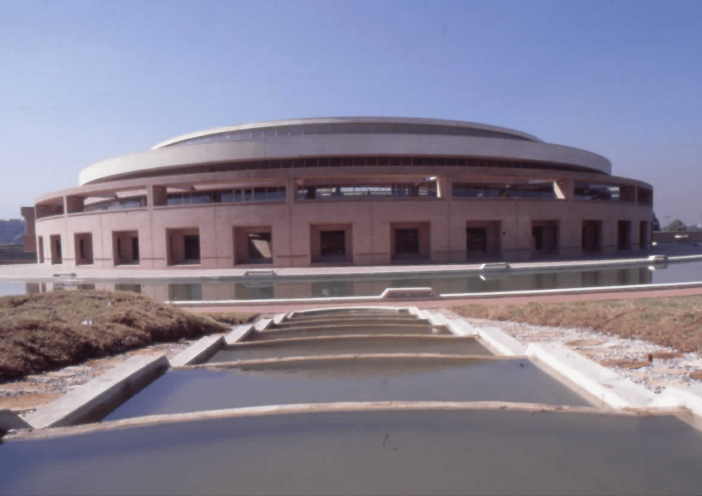 Imagen de apoyo de  Arquitectura del exterior de la Biblioteca Pública Virgilio Barco. Fotografía 2