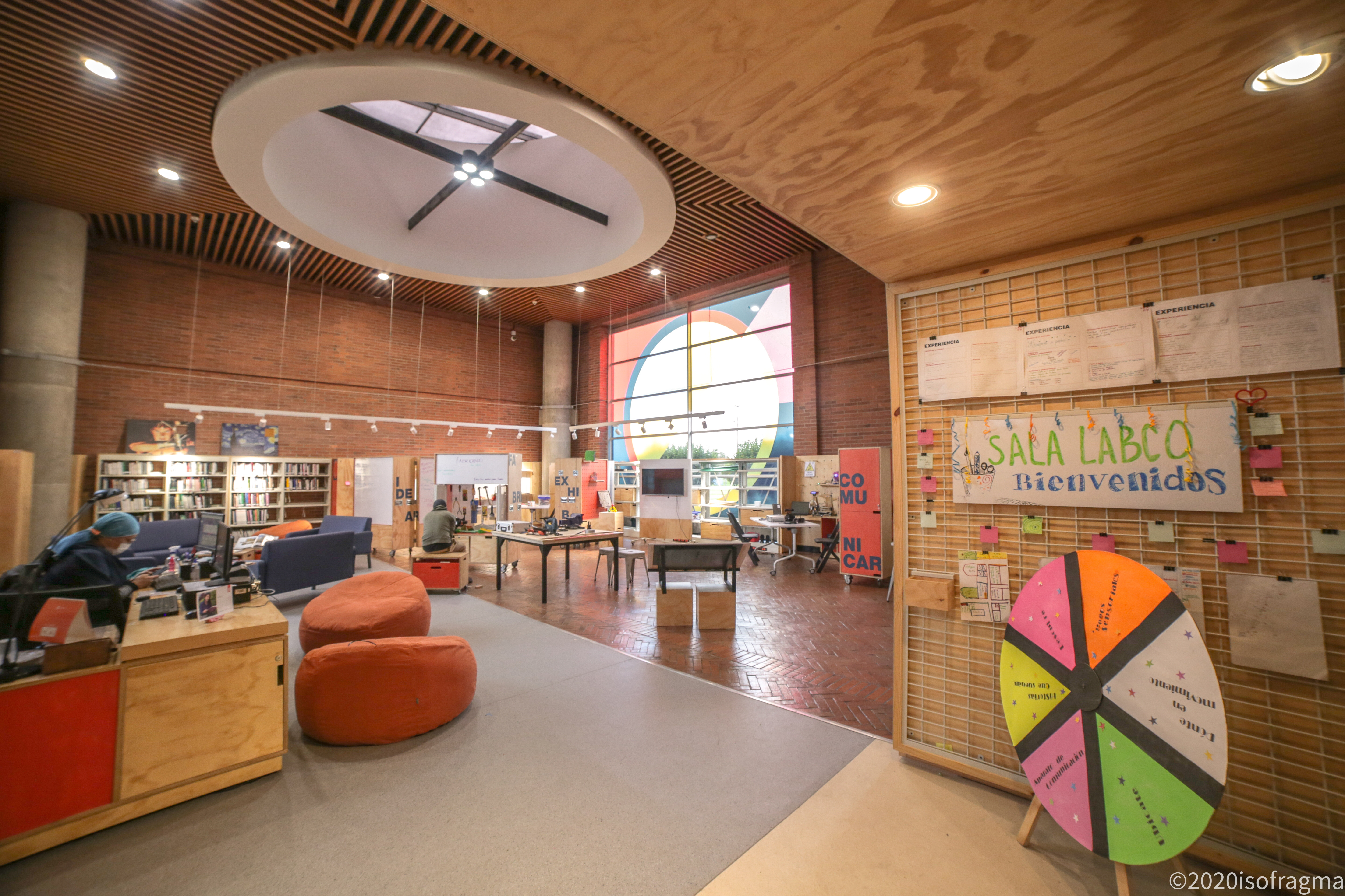 Imagen de apoyo de  Fotografía vista esquina de la Sala LabCo : espacio abierto experimental