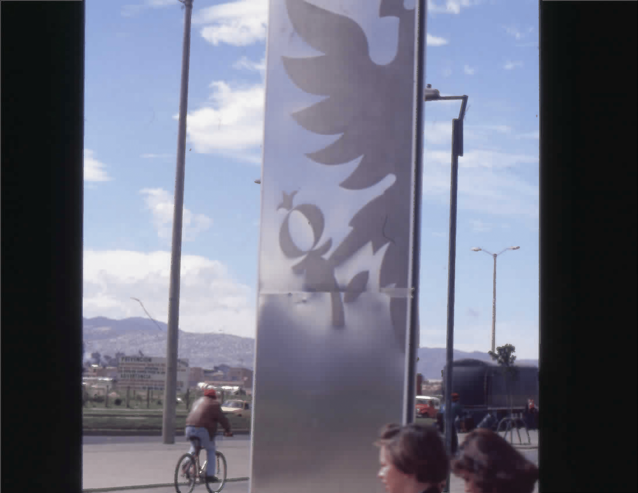 Imagen de apoyo de  Vía de acceso a la Biblioteca Pública El Tintal Manuel Zapata Olivella. Fotografía 2