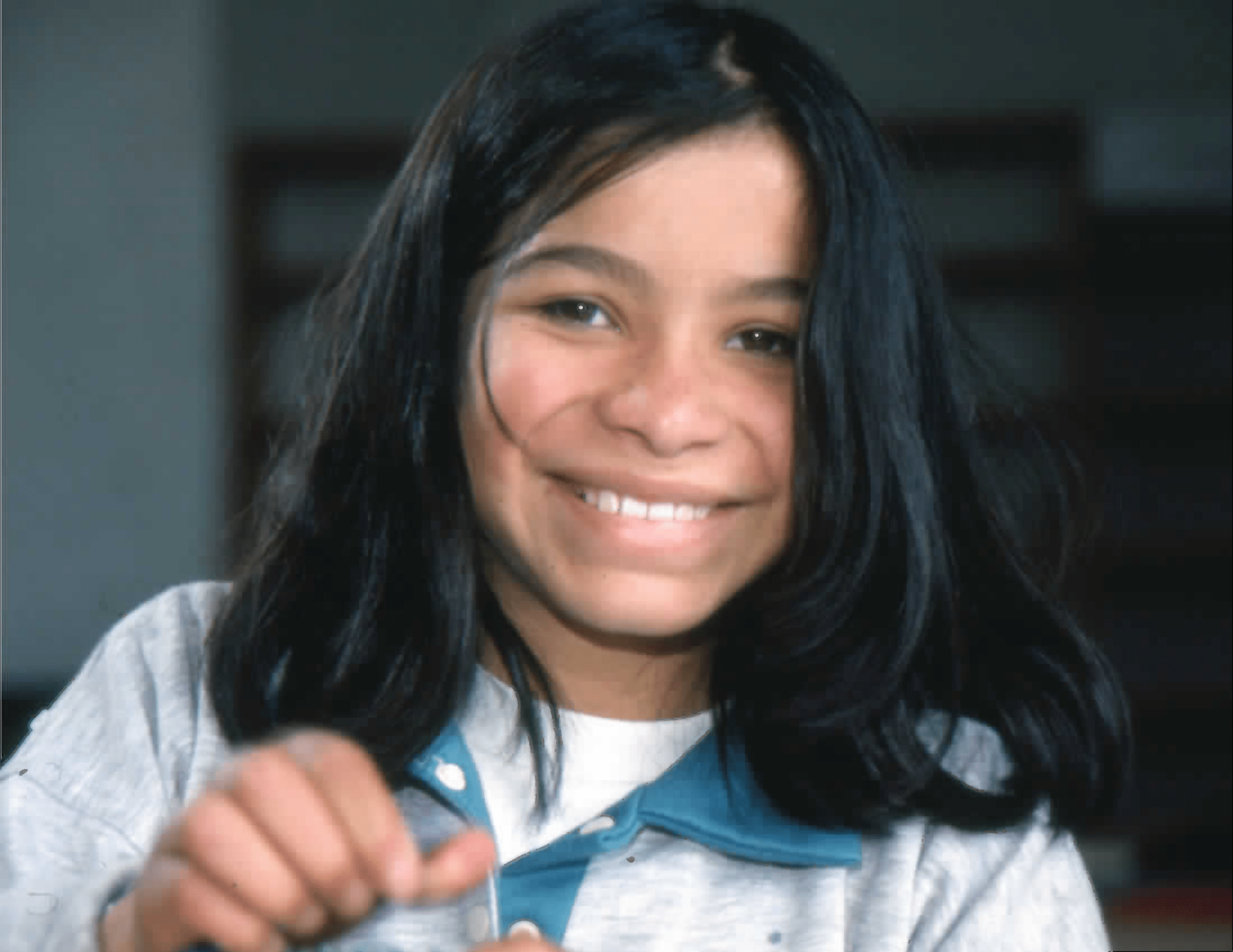 Imagen de apoyo de  Niña usuaria en el interior de la Biblioteca Pública El Tunal Gabriel García Márquez. Fotografía 3