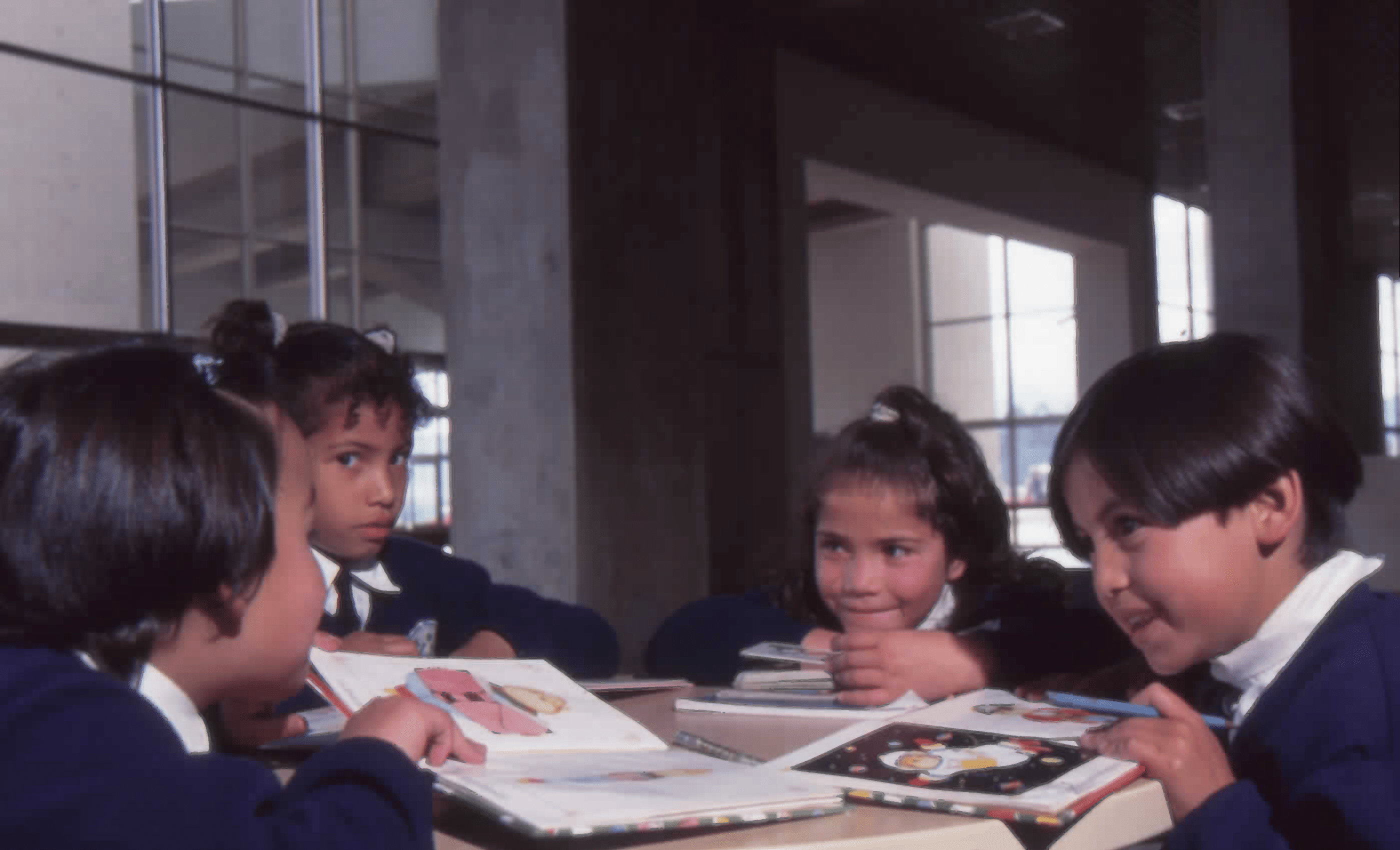 Imagen de apoyo de  Niños leyendo en la Biblioteca Pública El Tintal Manuel Zapata Olivella. Fotografía 2