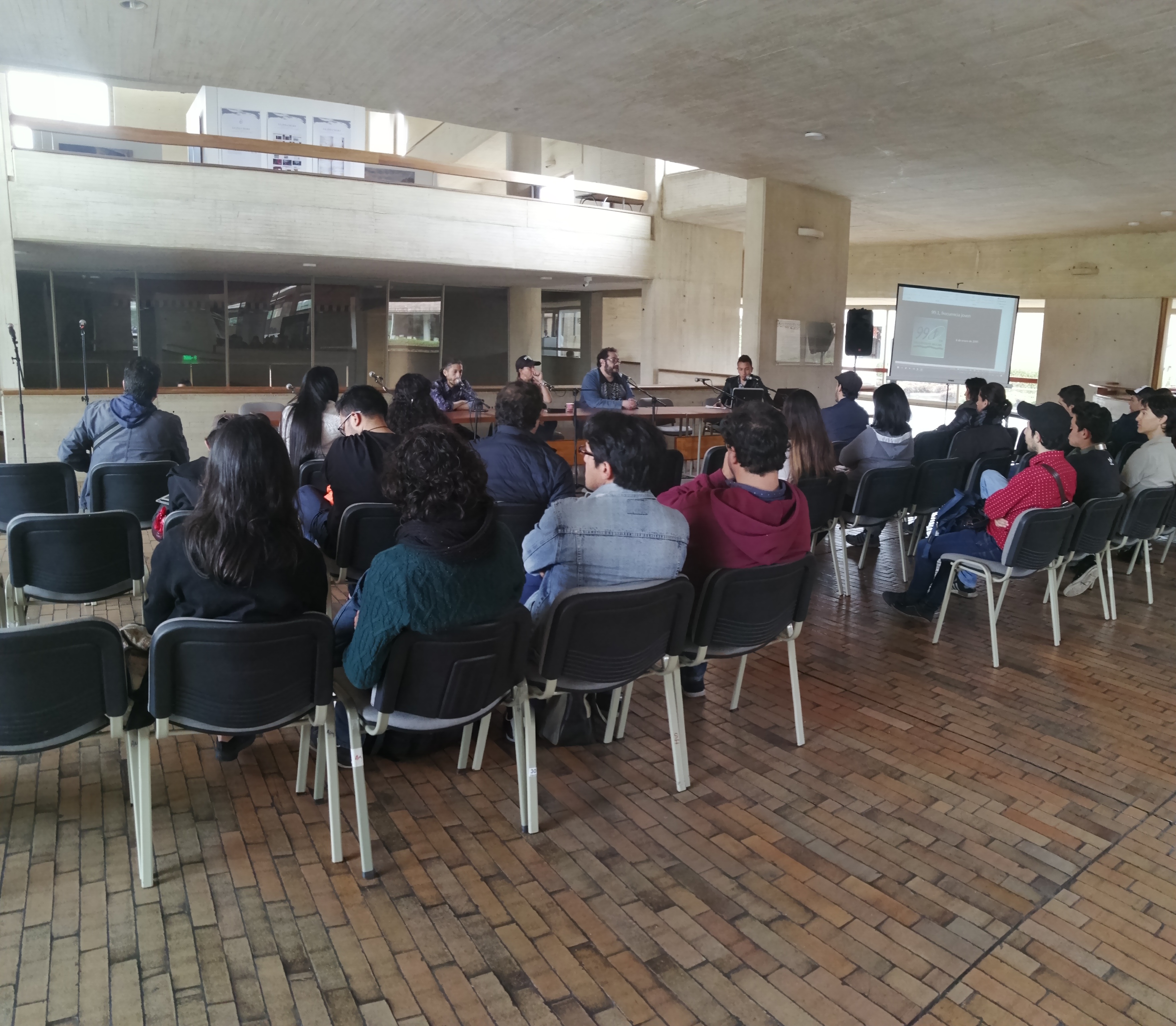 Imagen de apoyo de  Conferencia "La radio pública y el rock en Colombia durante la década de 1990" realizada por José Perilla en la Biblioteca Pública Virgilio Barco el 29 de junio de 2019