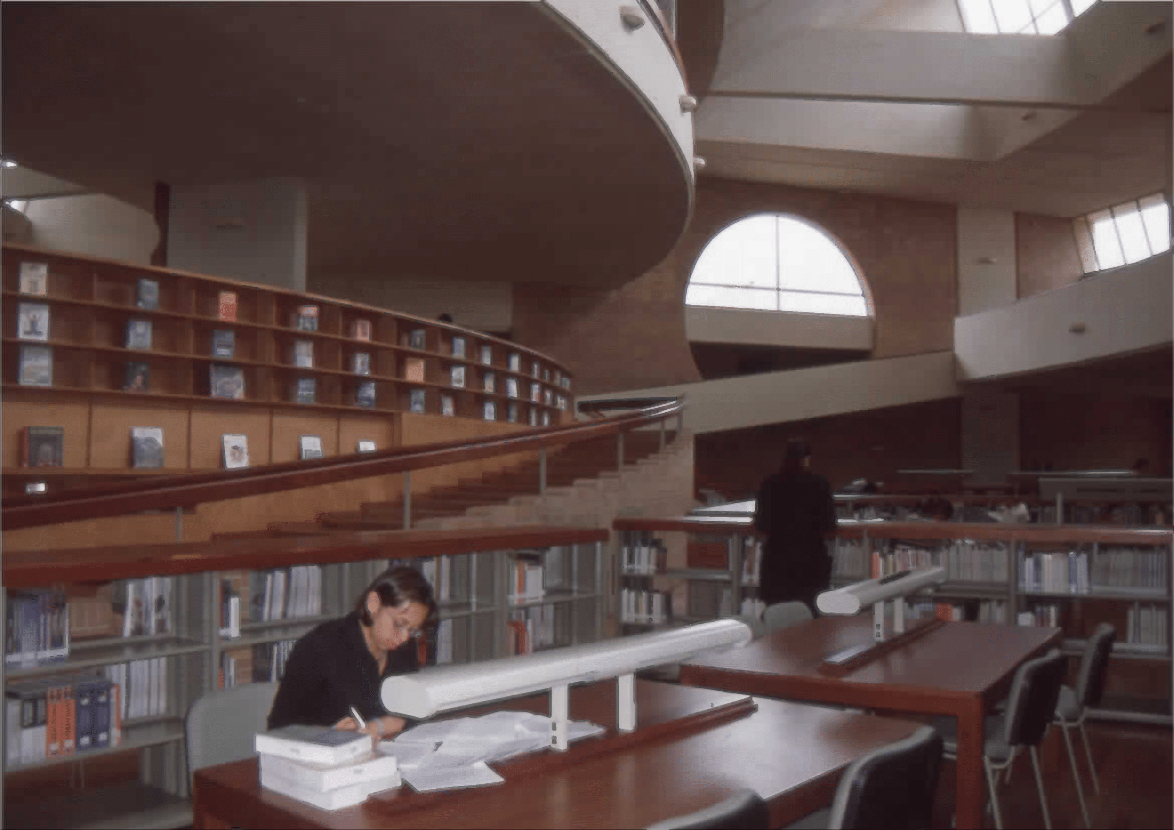 Imagen de apoyo de  Usuarios en la sala de lectura de la Biblioteca Pública Virgilio Barco