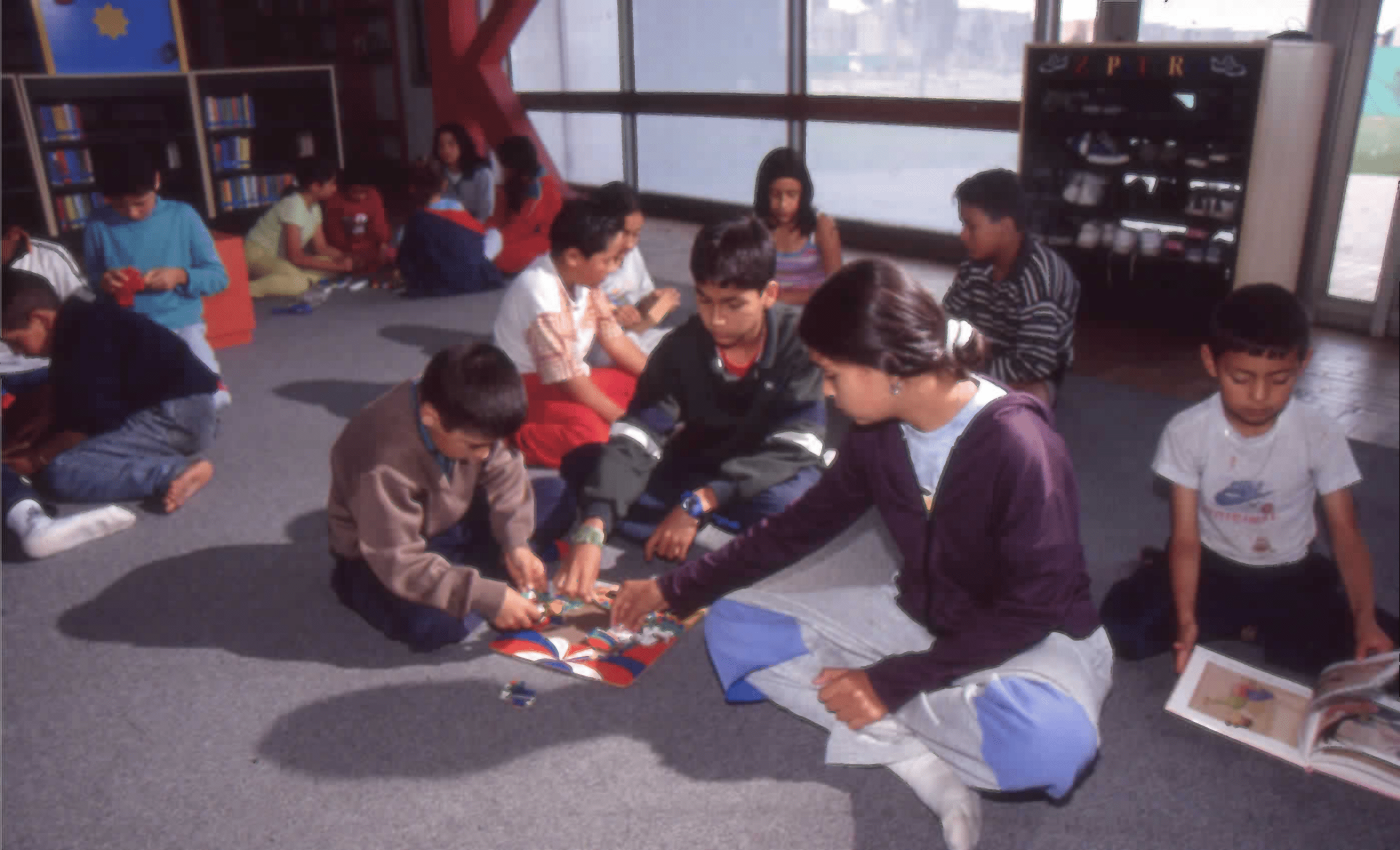 Imagen de apoyo de  Niños jugando en el interior de la Biblioteca Pública El Tintal Manuel Zapata Olivella. Fotografía 2