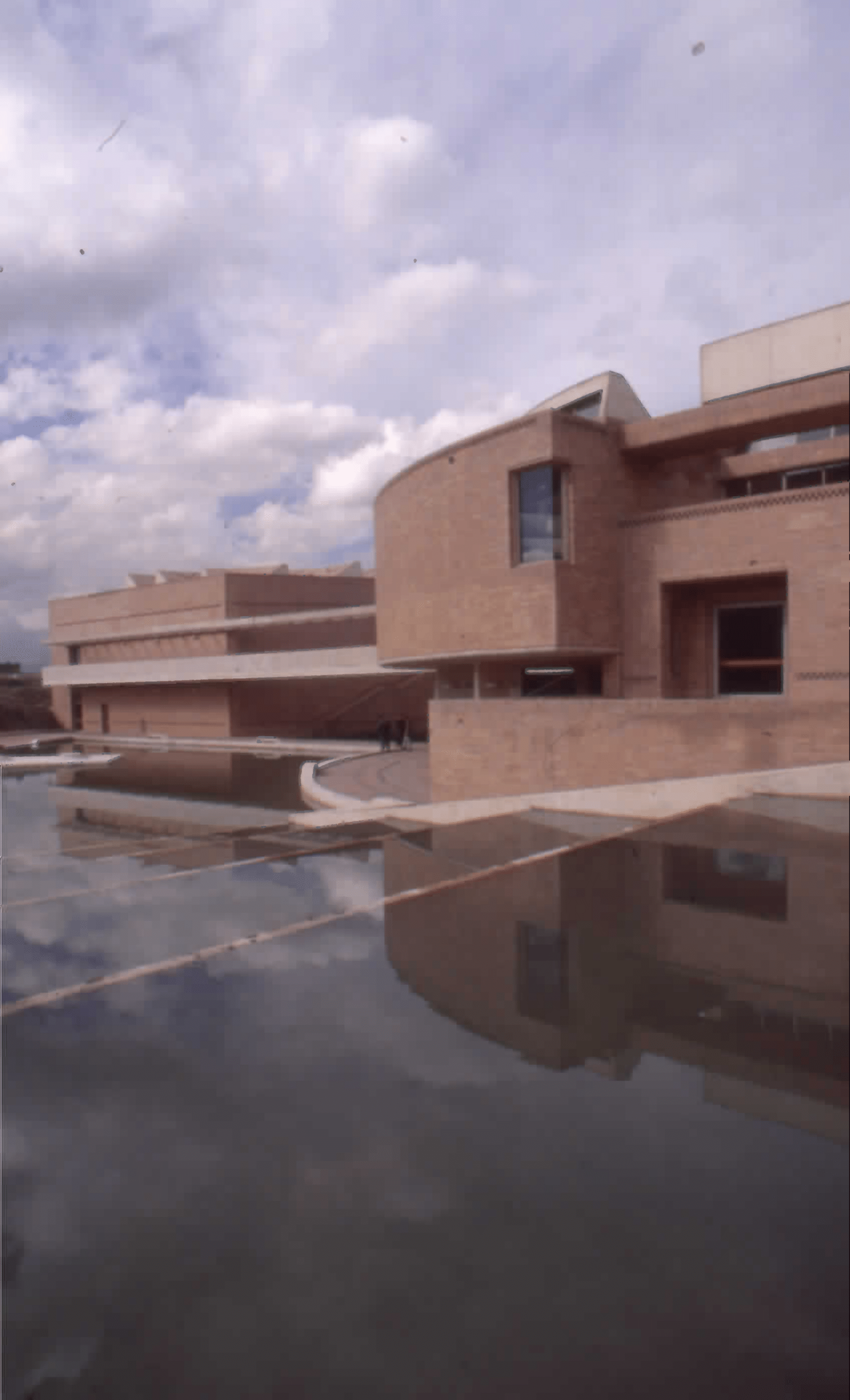 Imagen de apoyo de  Espejo de agua y arquitectura exterior de la Biblioteca Pública Virgilio Barco