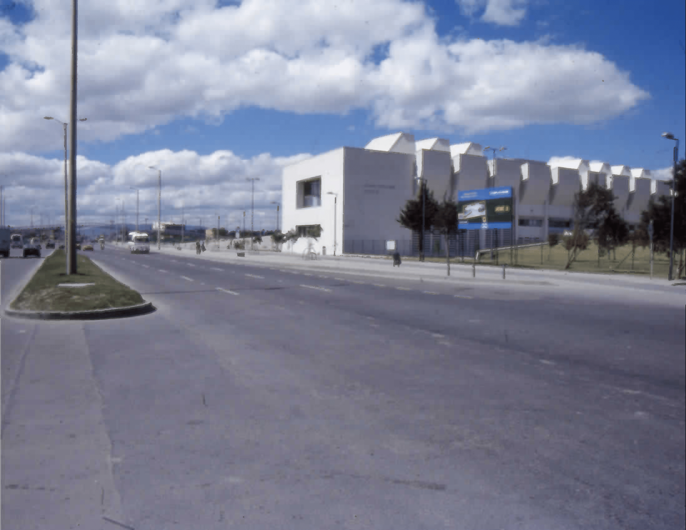 Imagen de apoyo de  Biblioteca Pública El Tintal Manuel Zapata Olivella desde la Avenida Ciudad de Cali